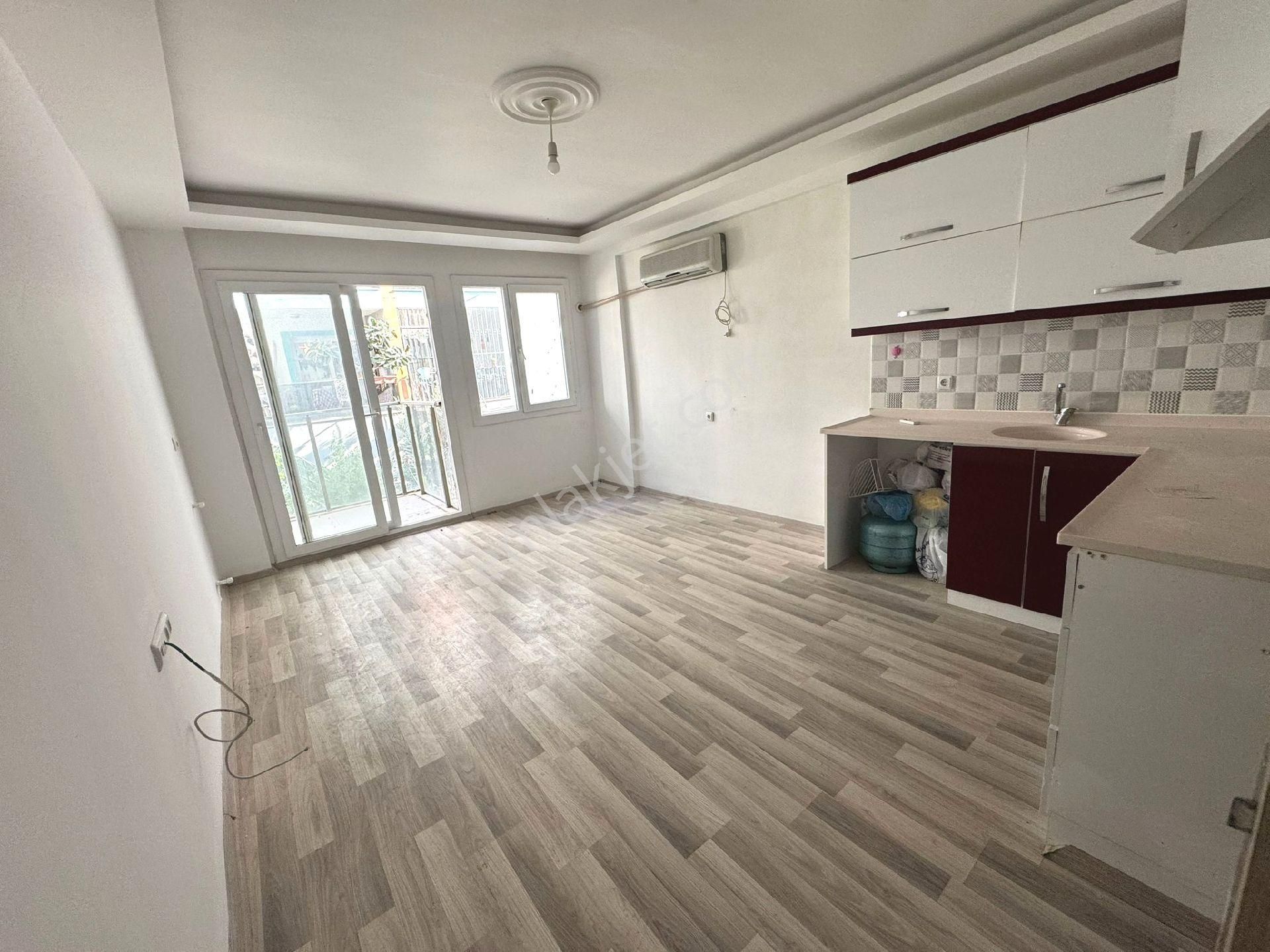 Kuşadası Davutlar Merkezde 1+1 Ara Kat Satılık Daire