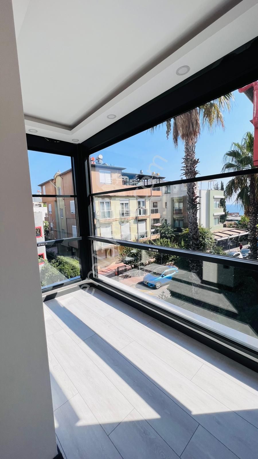Lara'da İçi Yenilenmiş Deniz Manzaralı 2+1