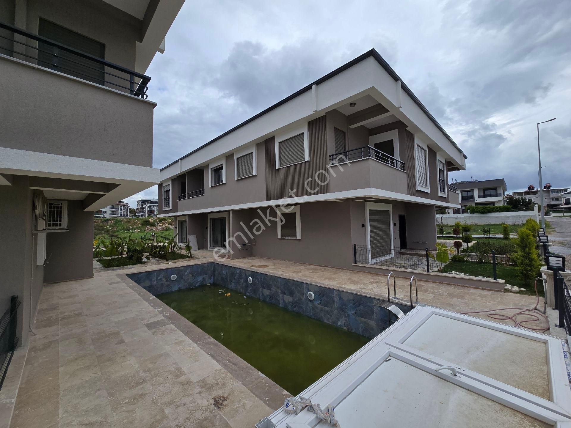 Didim'de Havuzlu Site İçi Satılık 3+1 Tripleks Sıfır Villa