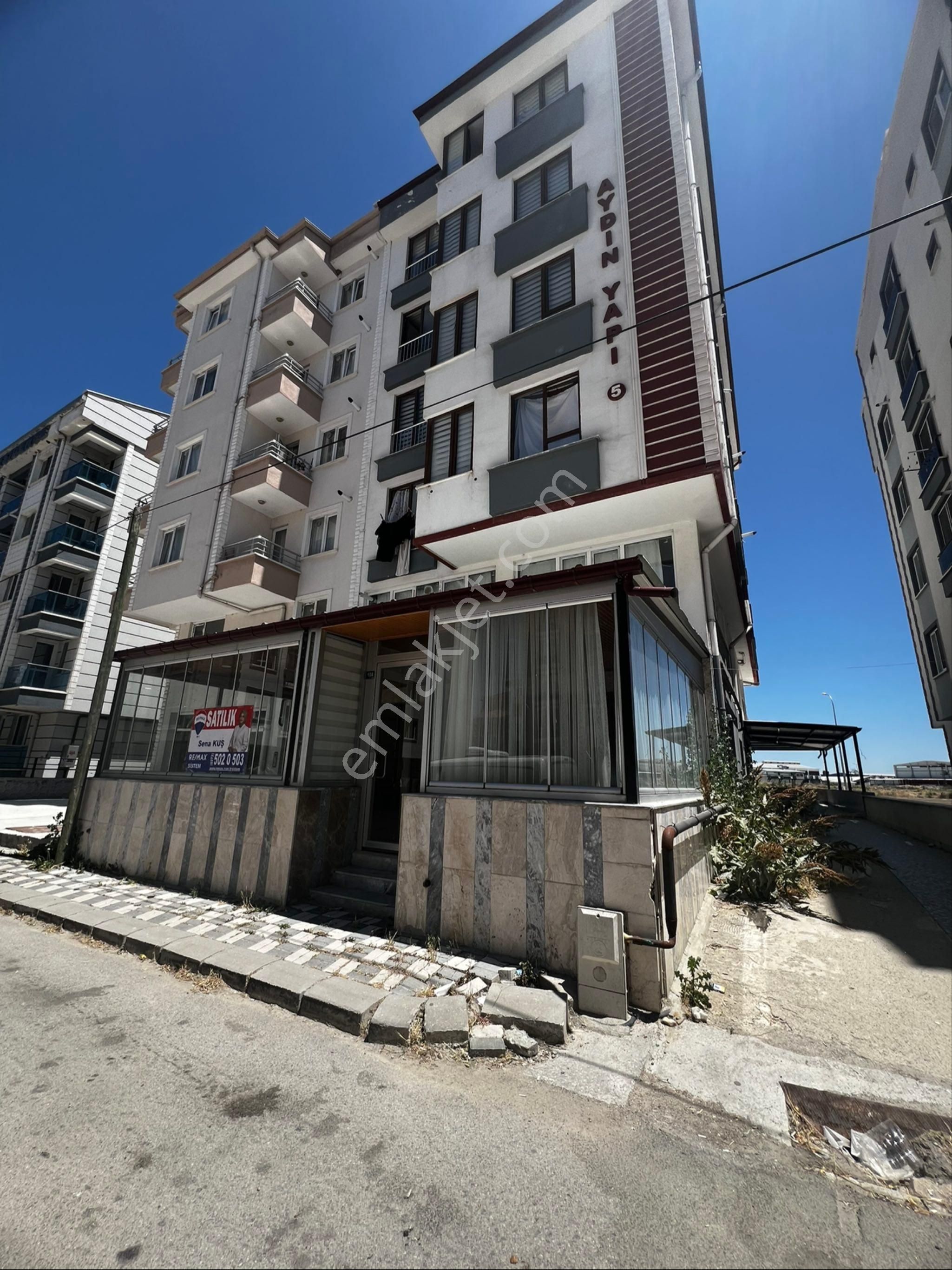 Erenler’de Kaçmaz Fırsat! Üstü 2+1 Daire, Altı Dükkan!