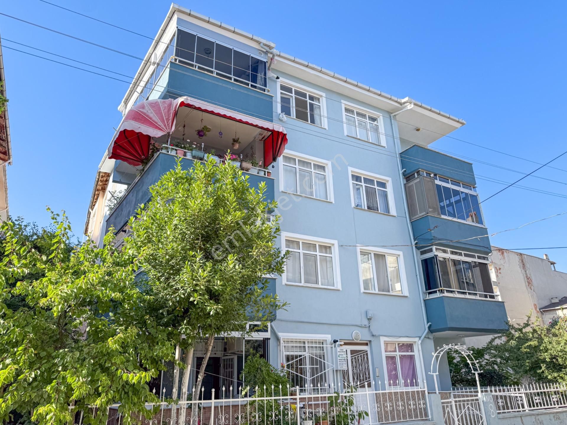 Kumbağ Pazar Sokağında Geniş Balkonlu Eşyalı Satılık 2+1 Daire