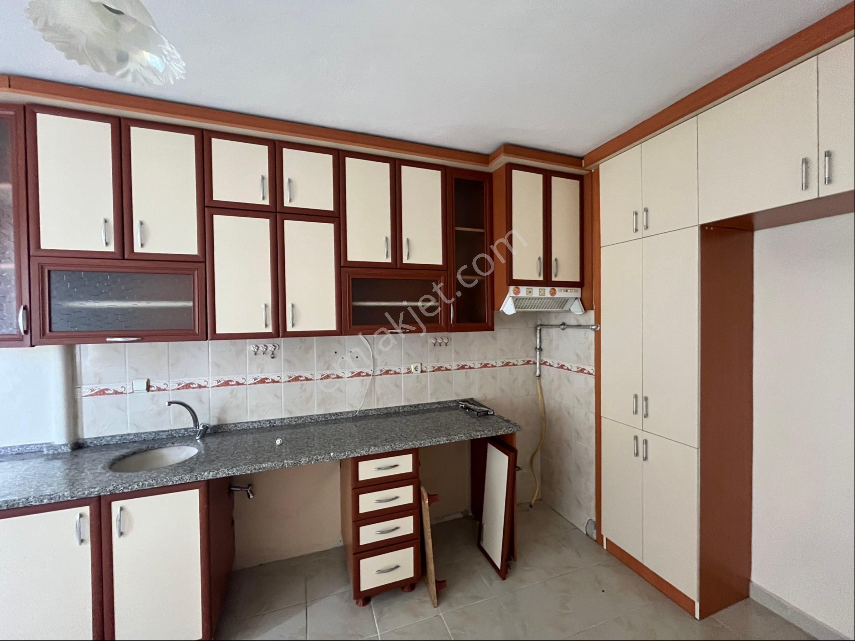 Bahçelievler Mahallesi Kakaçokulu Yanında 3 Katlı Binanın 2. Katı 3+1 Bakılı Daire