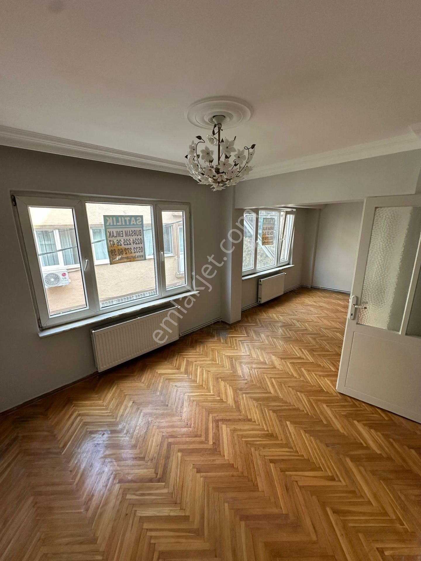 İpekçilik Caddesine Yakın 2+1 90 M2 Temiz Kombili Daire