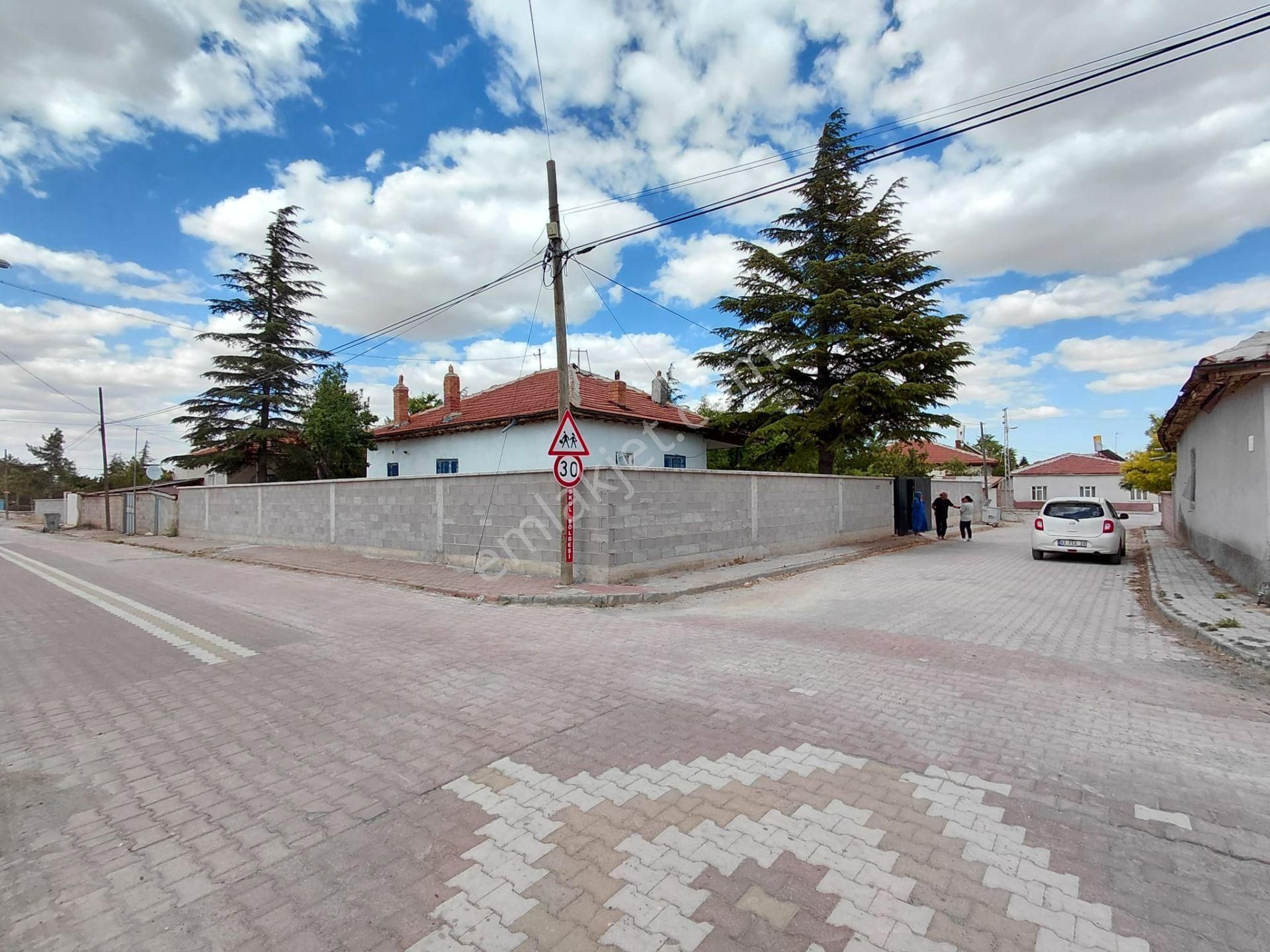 Emrah Çiftci'den Sarayönü Hatip Mah. Satılık 2+1 Bahçeli Müstakil Ev
