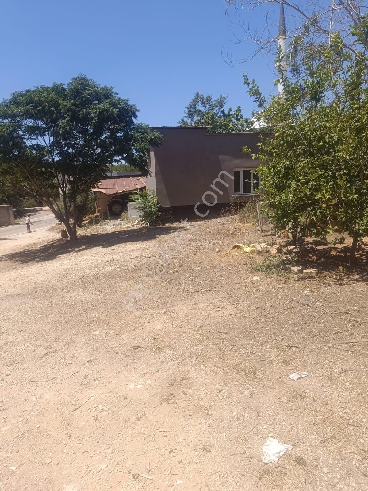 Baklalıda 950 M2 Arsa İçinde Bahçeli Satılık Müstakm Ev