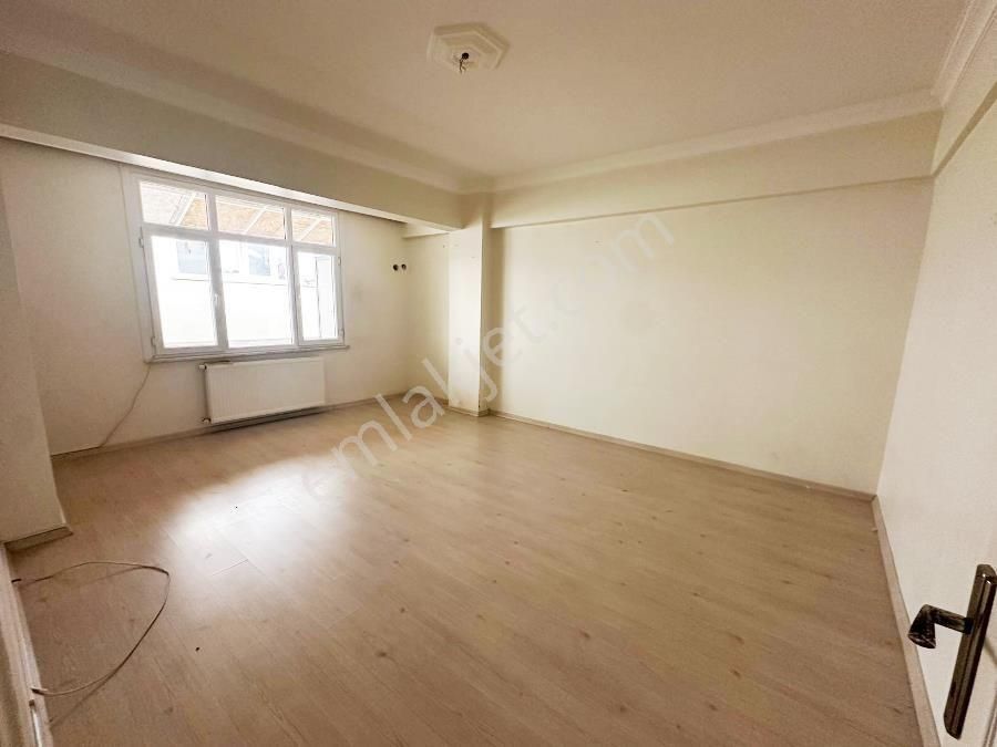 Bahçelievler Çobançeşme Mevkinde Muhtarlık Yakını 2+1 Satılık Daire