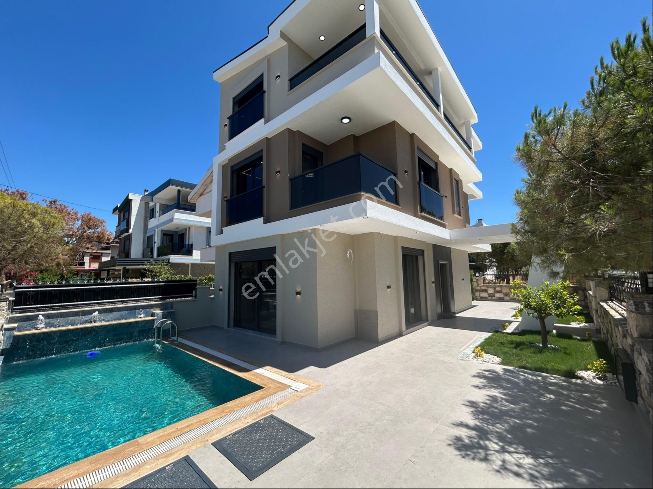 Didim Efelerde Havuzlu Müstakil Köşe Villa