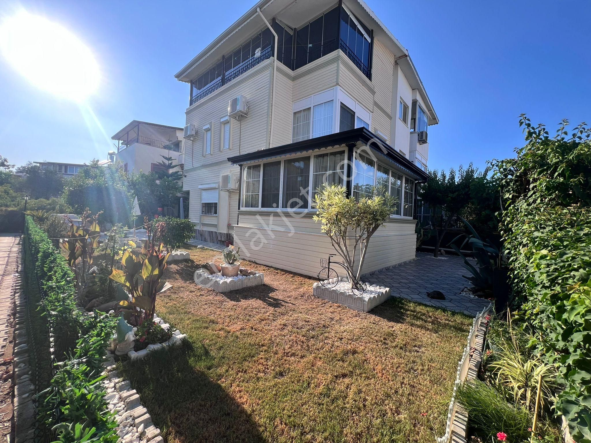 Antalya Kadriye'de Site İçi Müstakil Bahçeli 4+1 Satılık Villa