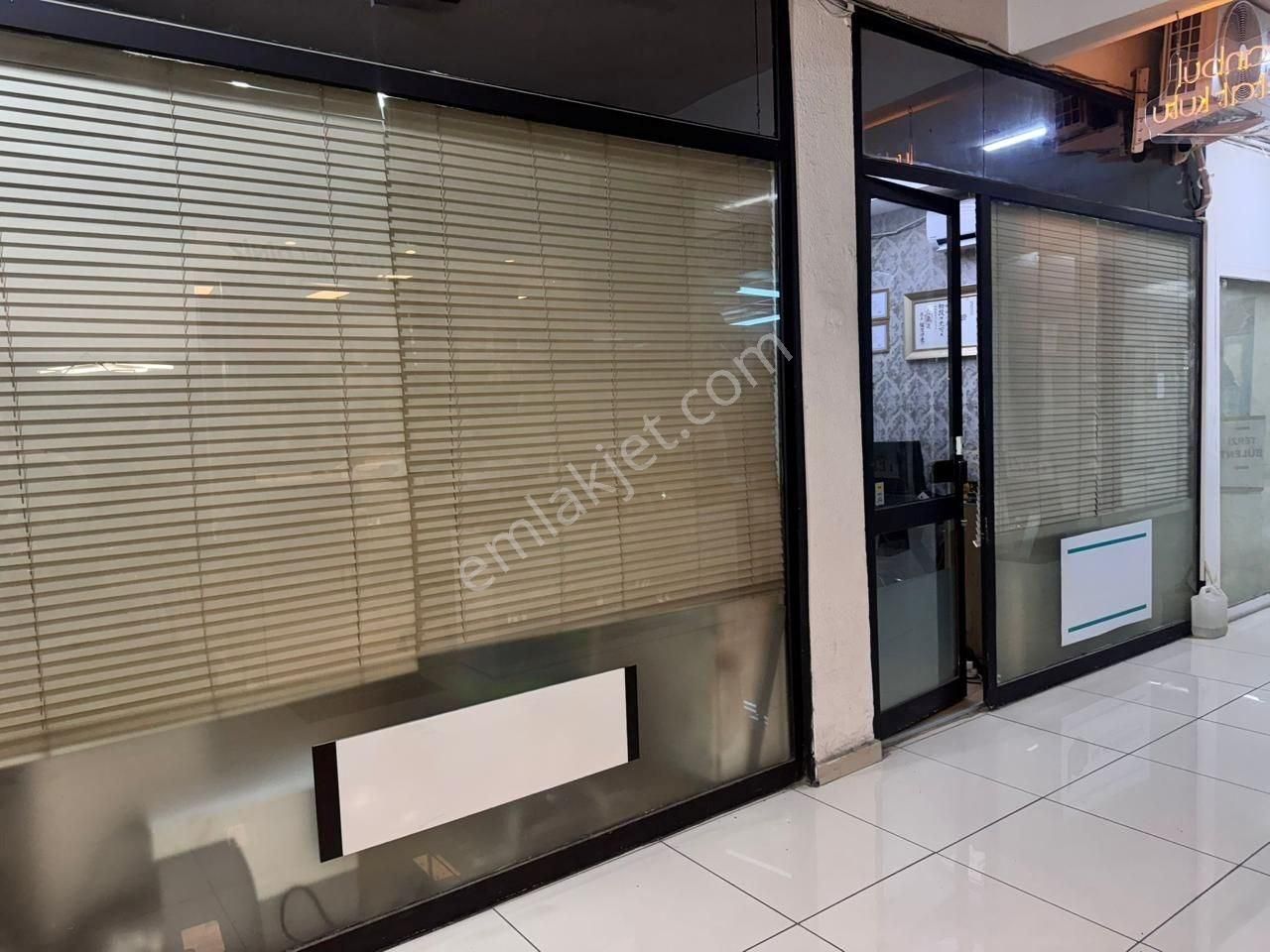 Üsküdar Kuyumcular Çarşısı'nda Satılık Net 24 M² Dükkan