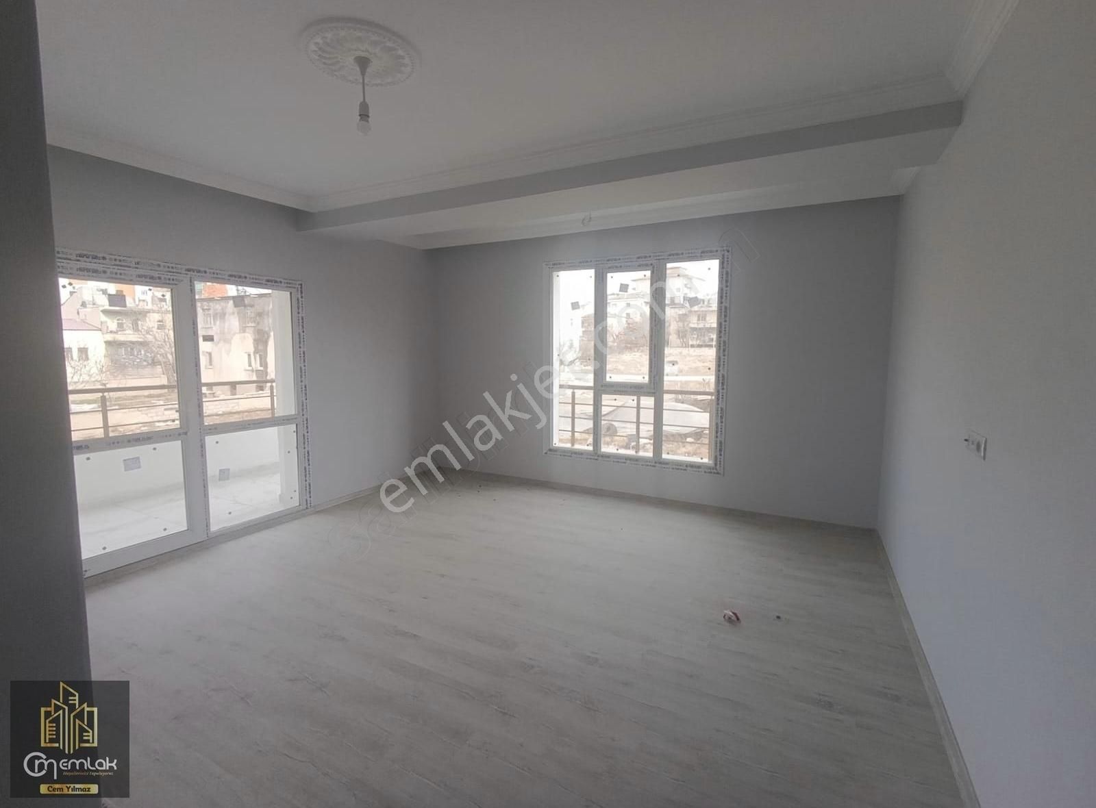 İlhanlıda , 3.kat 3+1 Oda Sıfır Daire, Cm Emlaktan