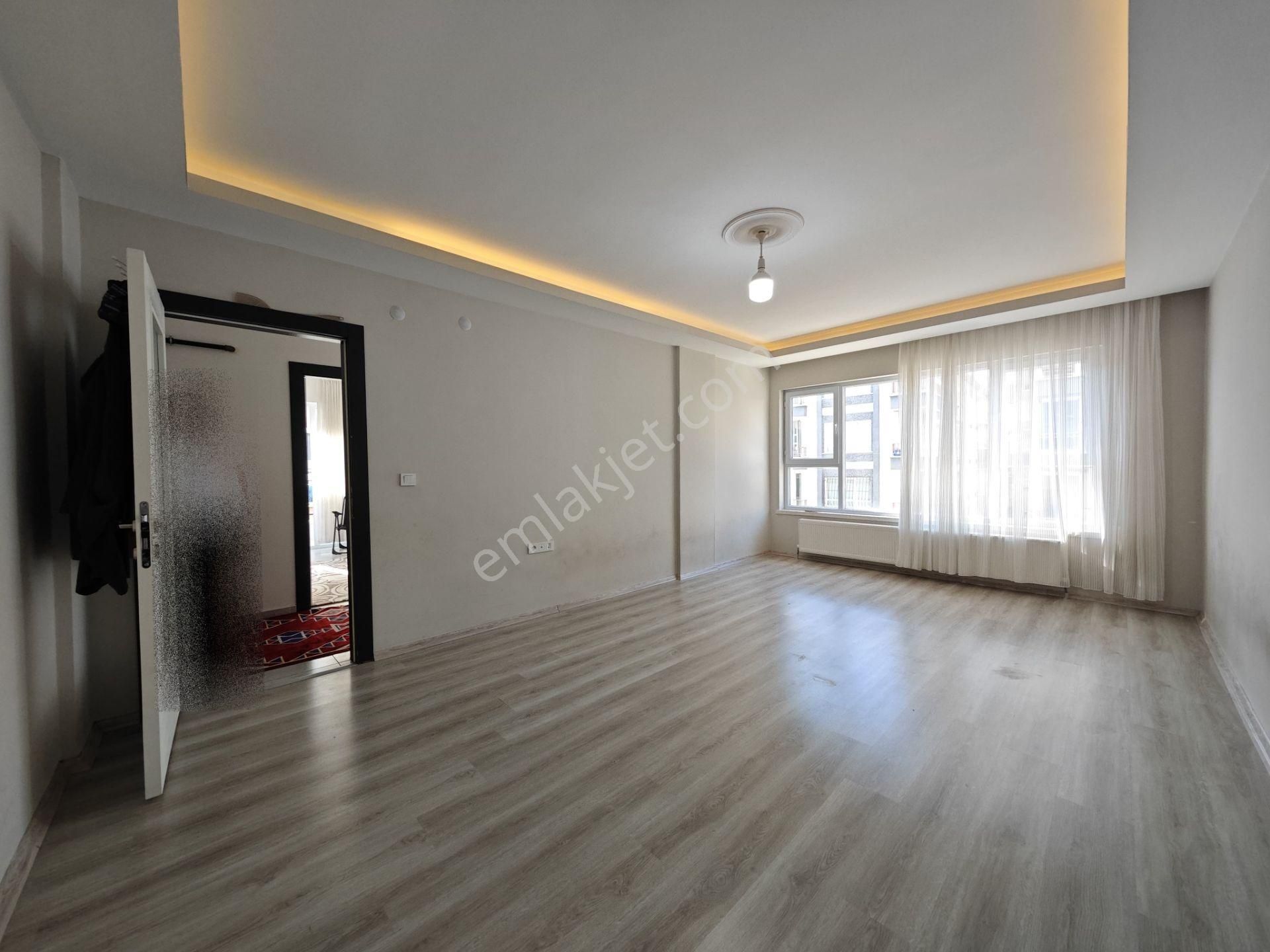 Bostancık'ta Caddeye 3 Bina Asansörlü 3+1 Ara Katta Satılık Daire !!