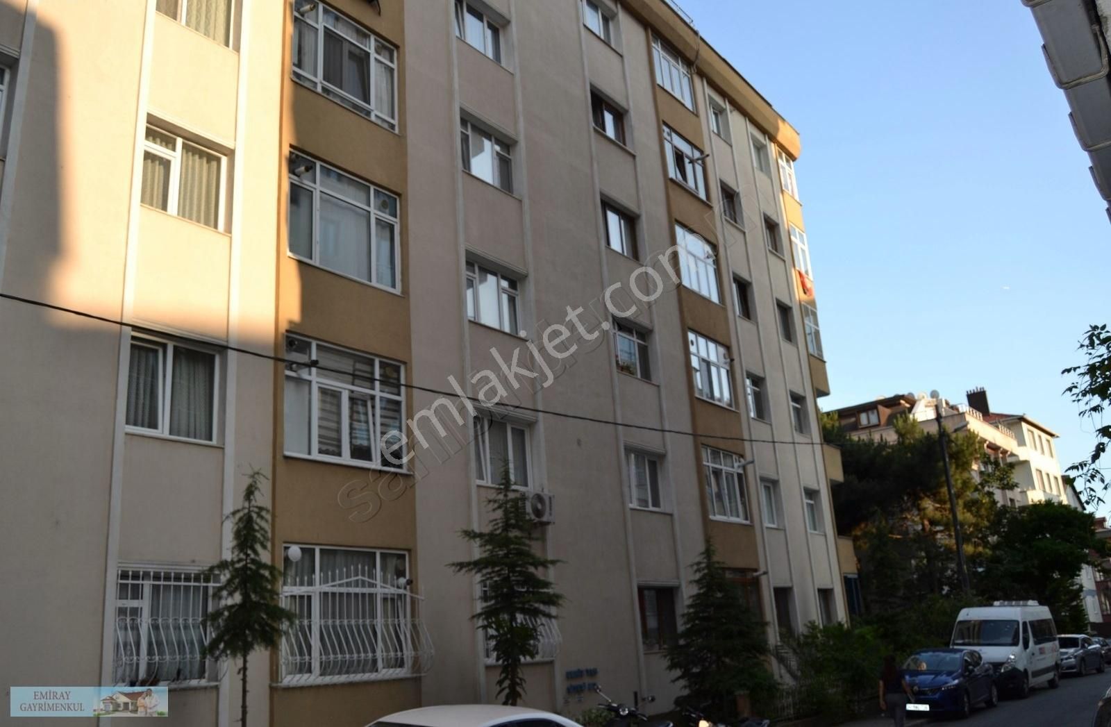 Emiray Dan Ana Caddelere Yakın Site İçi Satılık 3+1