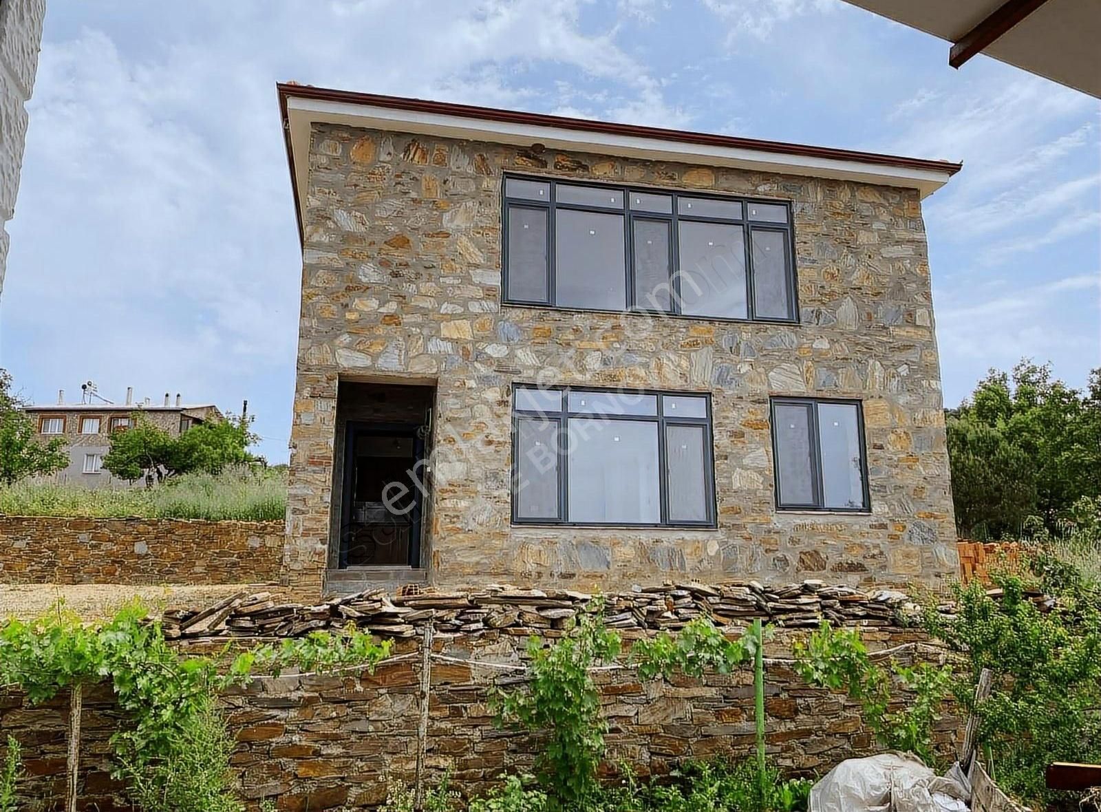 Bayındır Çınardibi'de 892m2 Arsa İçerisinde Satılık Sıfır Taş Ev