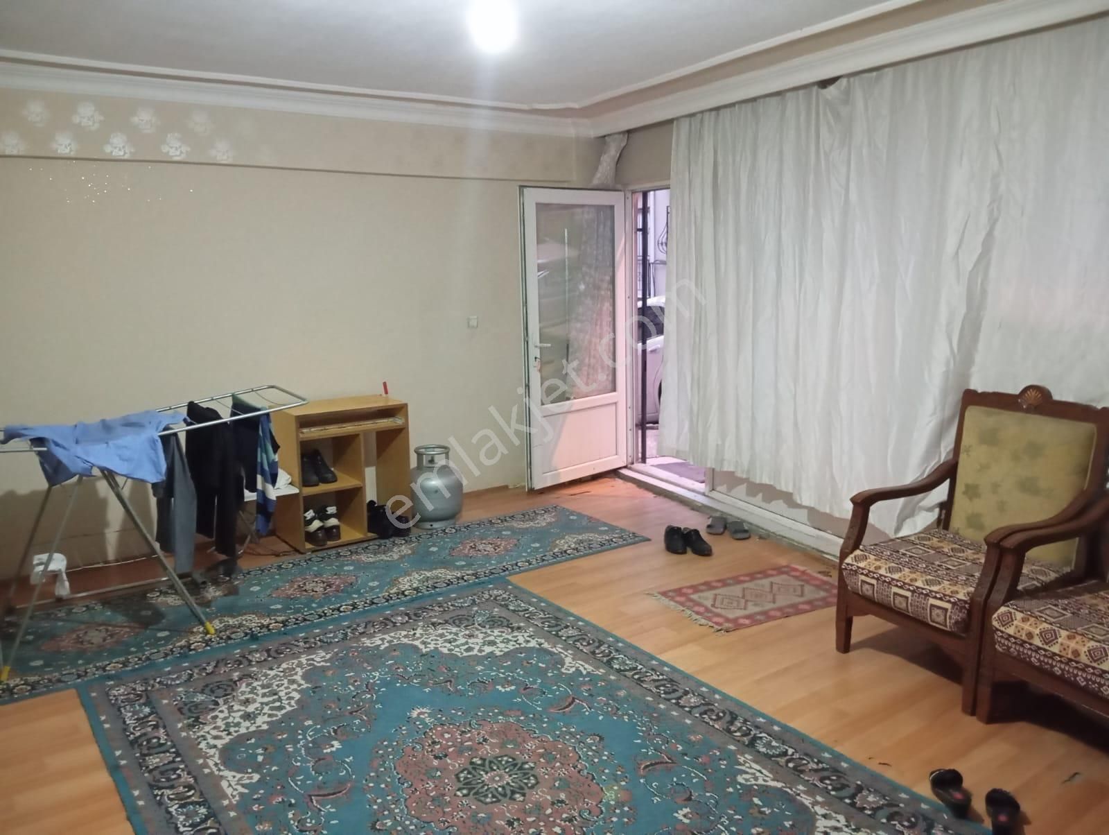 Manisa Yunusemre Mutlu Mah.karaköy İvazpaşa Camii Yanı 1+1 80 M2 Eşyalı Sobalı 12.500 Tl