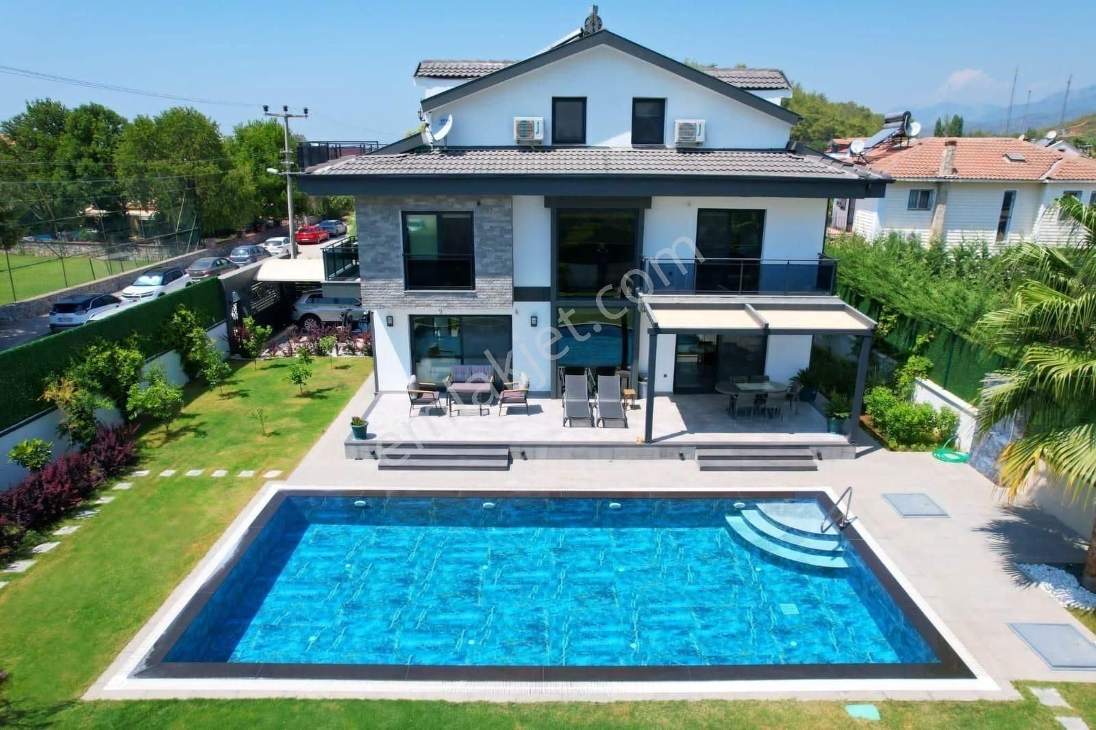 Fethiye Çiftlik’te 678 M² Köşe Parselde, Özel Havuzlu Lüks 4+1 Villa – Plaja Yürüme Mesafesinde!