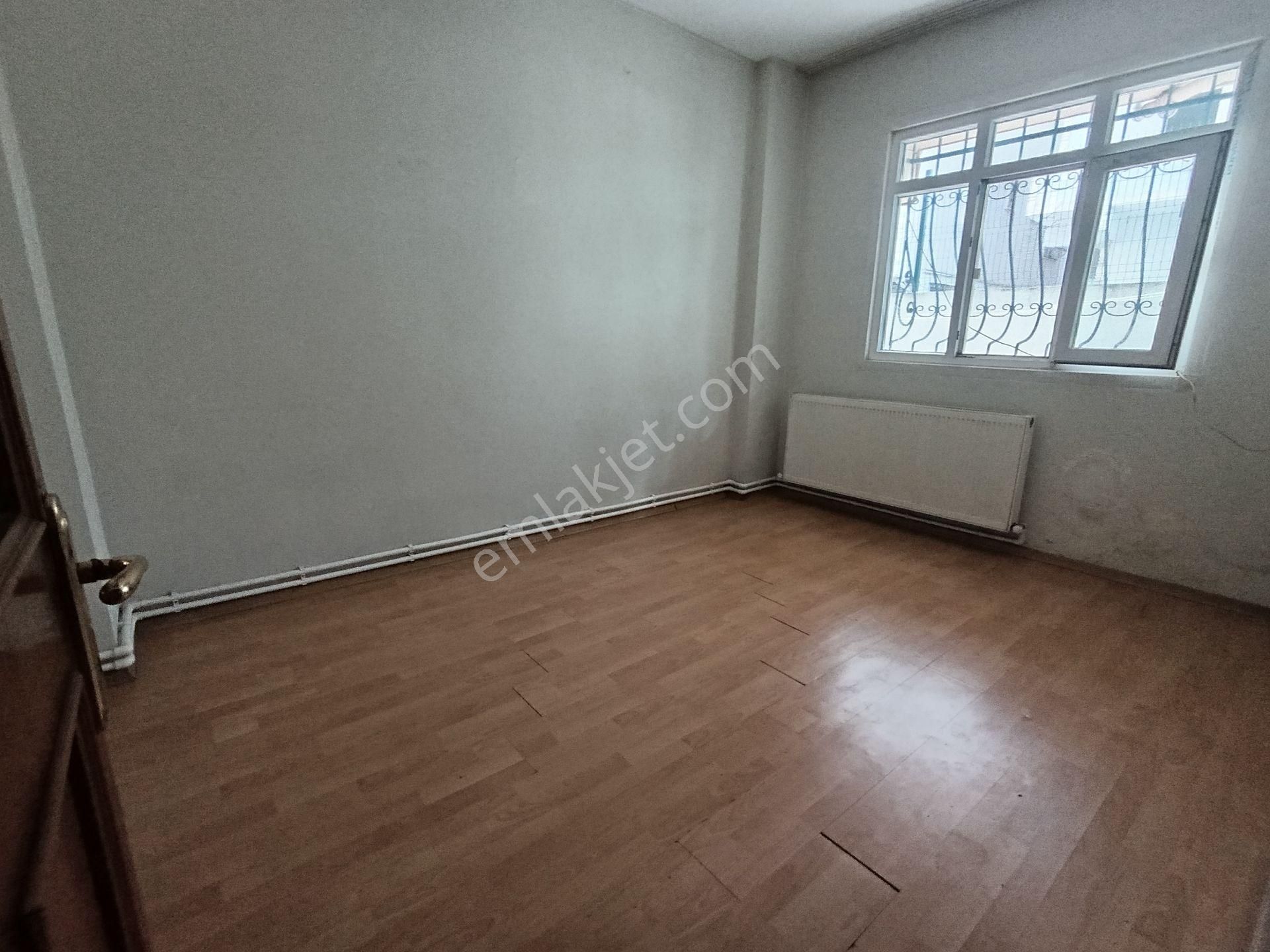 Pendik Esenyalı"da Kiralık Merkezi 1+1 75m2 Yüksek Giriş Daire