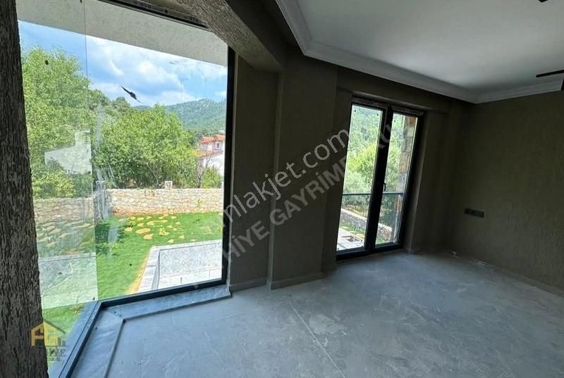 Fethiye Üzümlü Kızılbel Mevkiinde Satılık Havuzlu Taş Villa