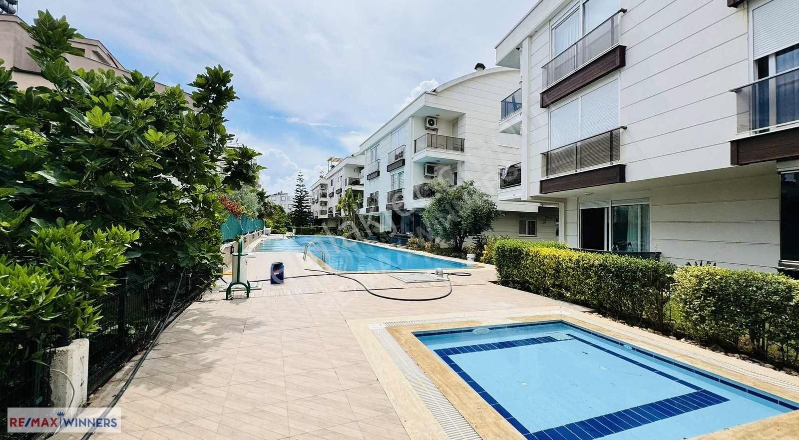 Havuzlu Sitede Satılık 1+1