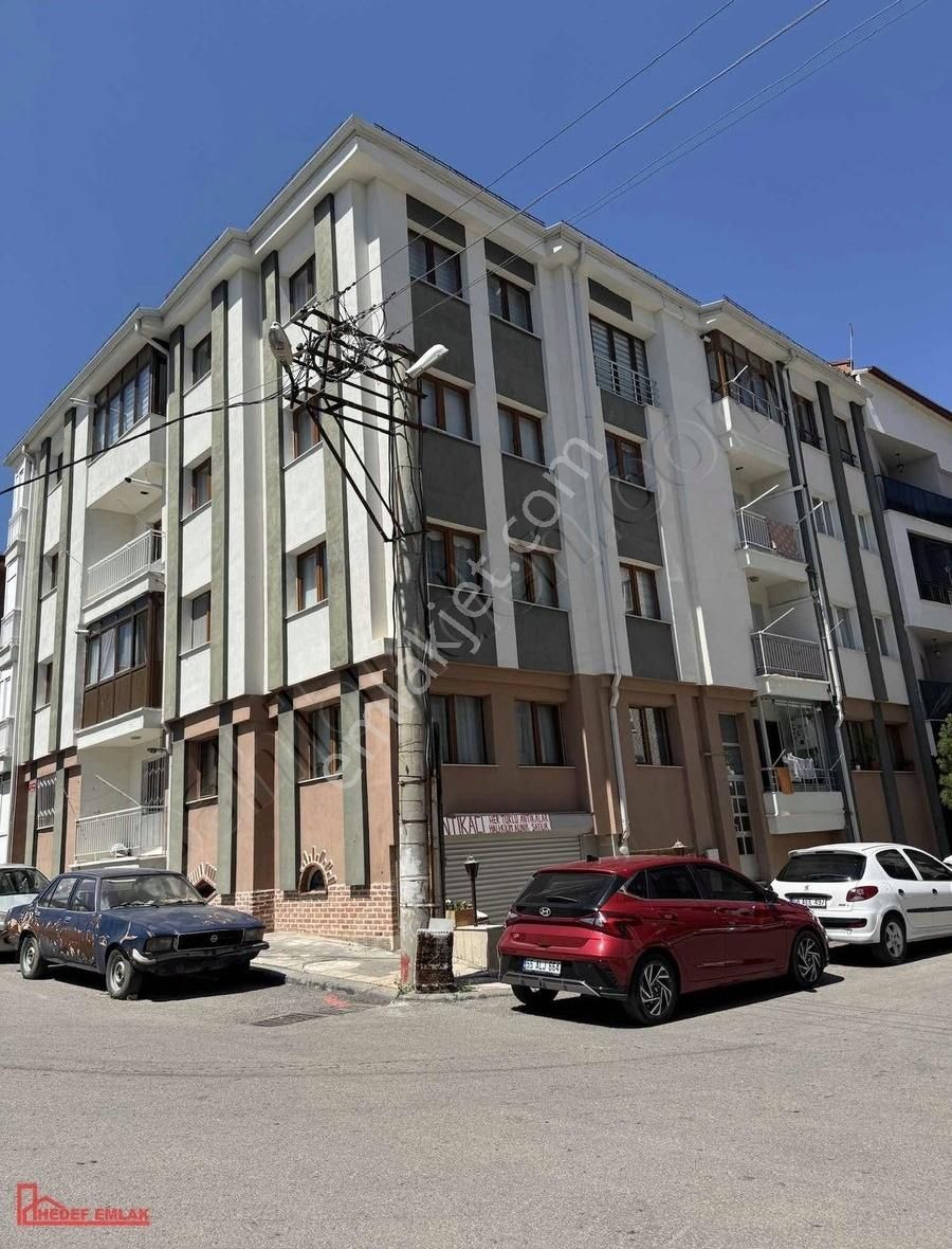 Hedef Emlaktan İstasyon Caddesine Bir Sokak Bakımlı Lüx 3+1daire