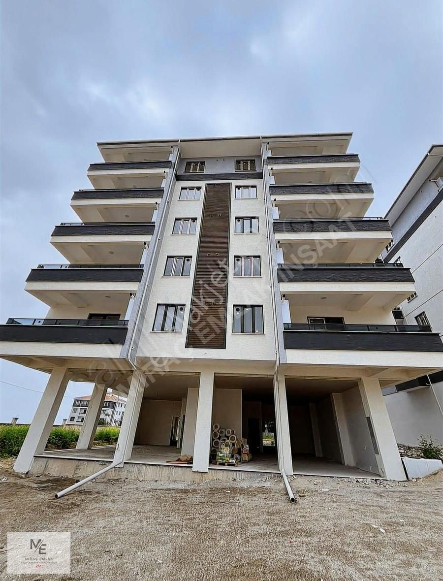Miraç Emlaktan Akhisarda Cadde Üzerinde Site İçi Manzaralı Daire