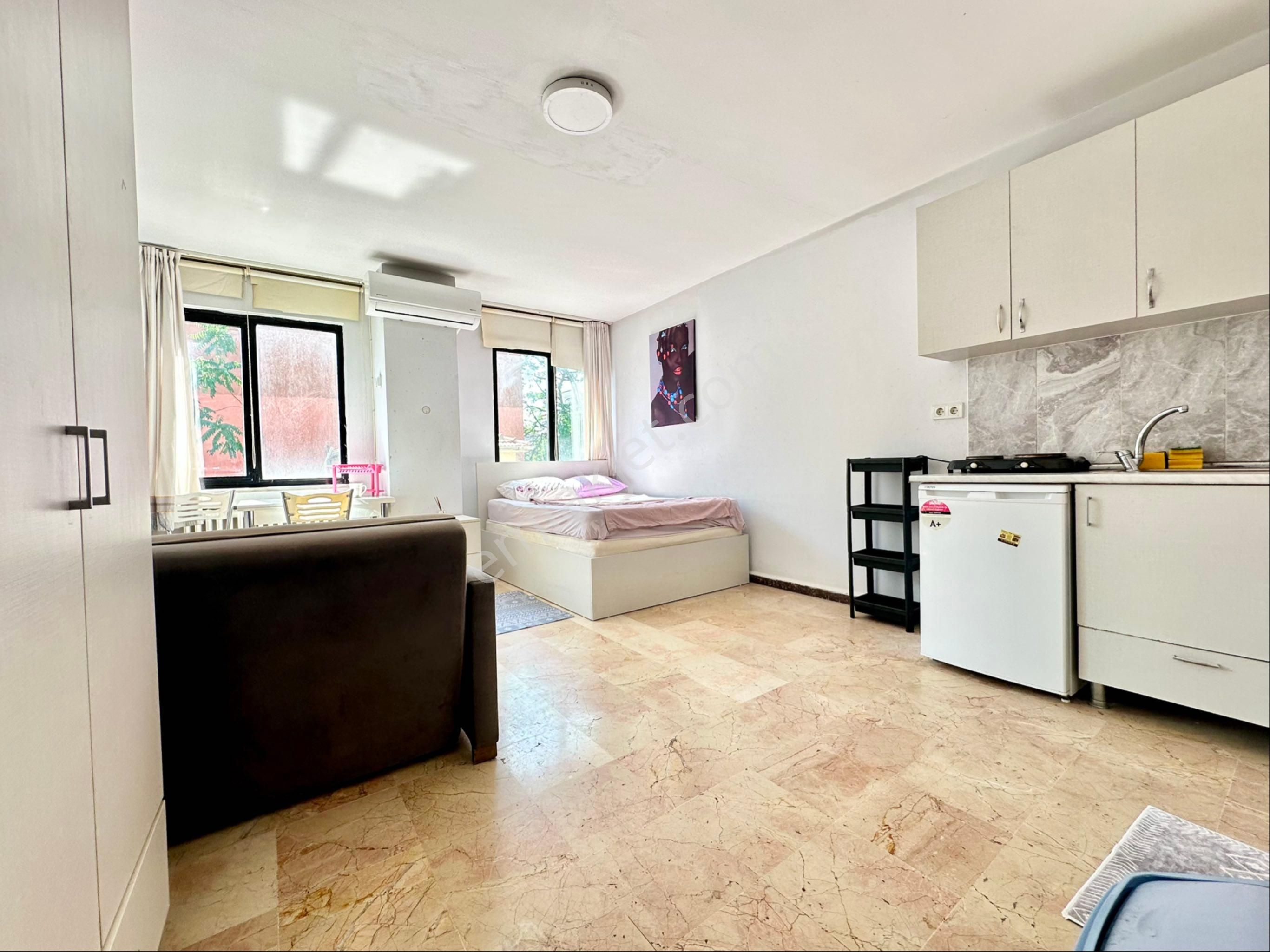 Kadıköy Merkez Asansörlü Binâda 3. Kat Eşyalı Klimalı Lüks 1+0 Daire