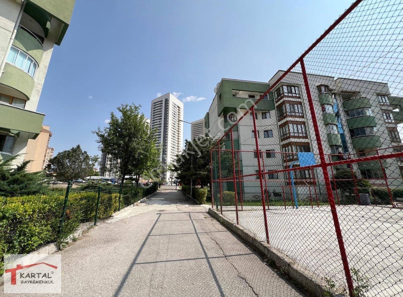 Kartal'dan Metromall Avm Karşısı Üst Kat 3+1 Kombili