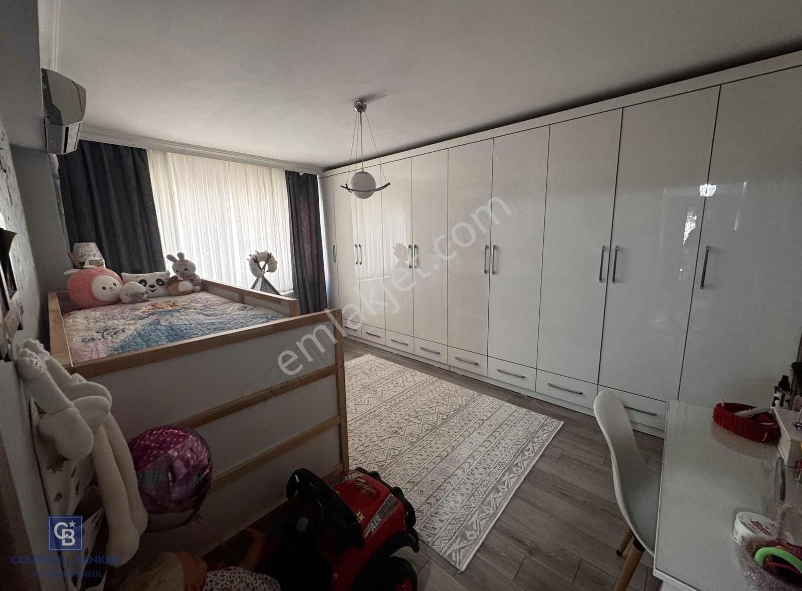 Bayraklı Mansuroğlu Mahallesi'nde Yenilenmiş Satılık 3+1 Daire