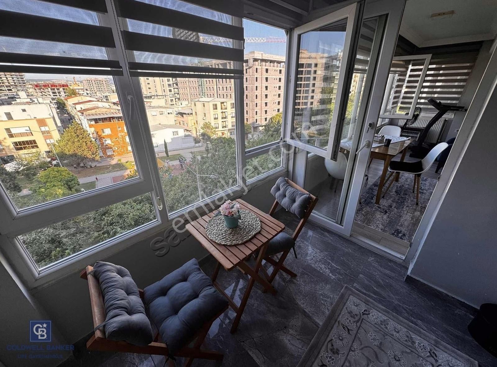 Bayraklı Mansuroğlu Mahallesi'nde Yenilenmiş Satılık 3+1 Daire - Görsel 3