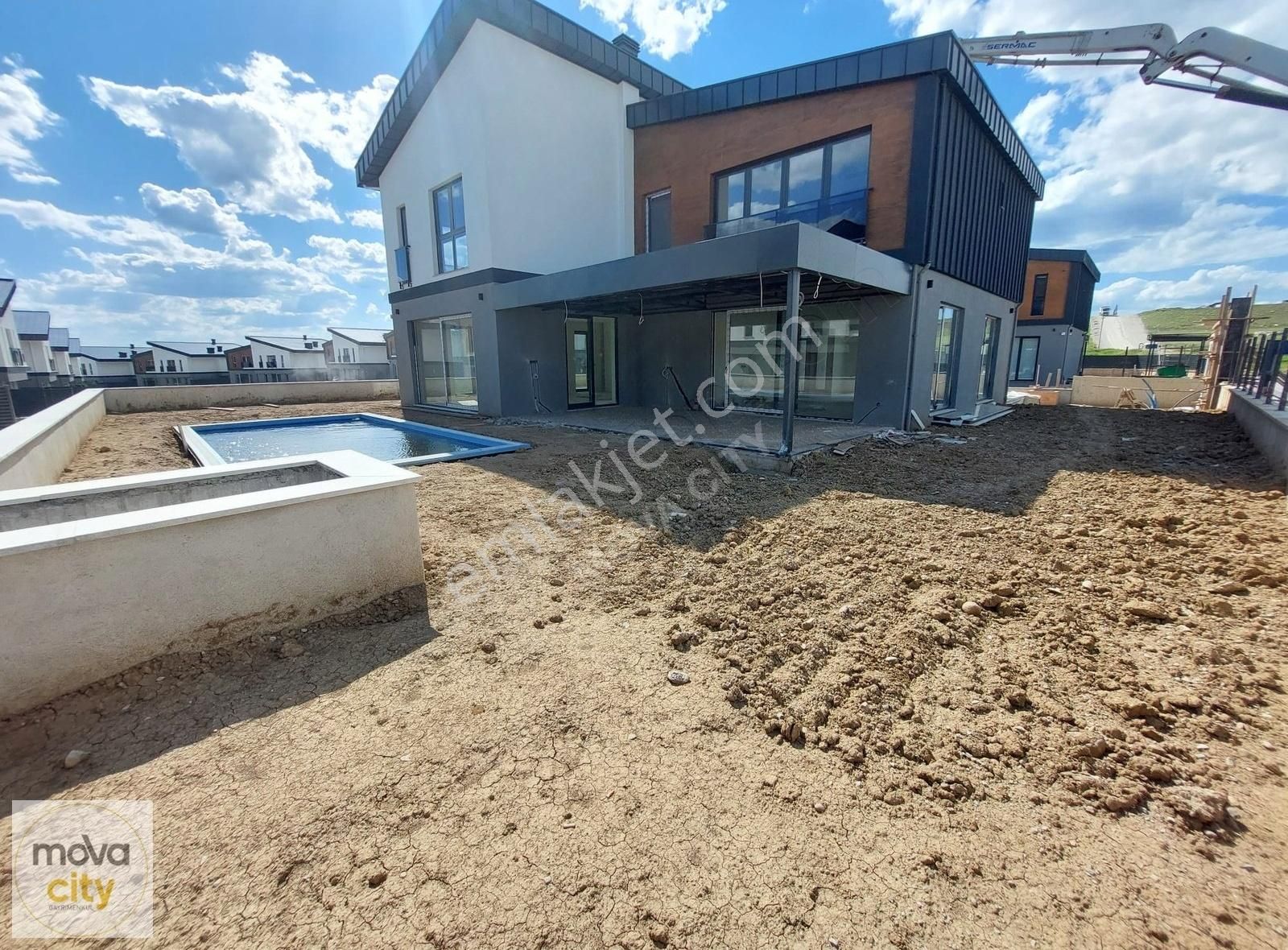 Silmkent'te Otoparklı,3 Katlı,havuzlu, 513 M2 Satılık Lüks Villa