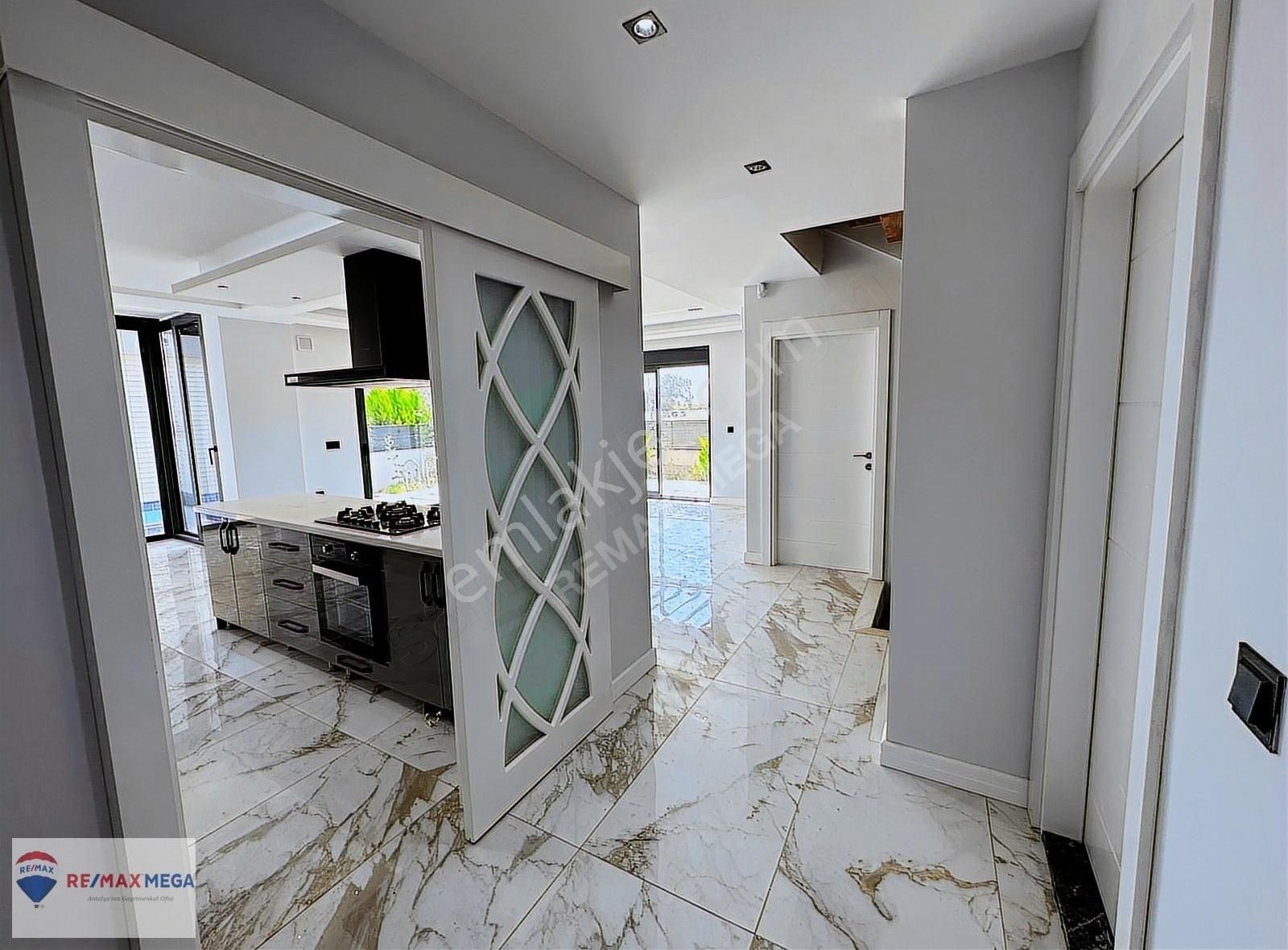 Döşemealtı Altınkalede Özel Havuz Ve Kapalı Otoparklı 6+1 Villa - Görsel 32