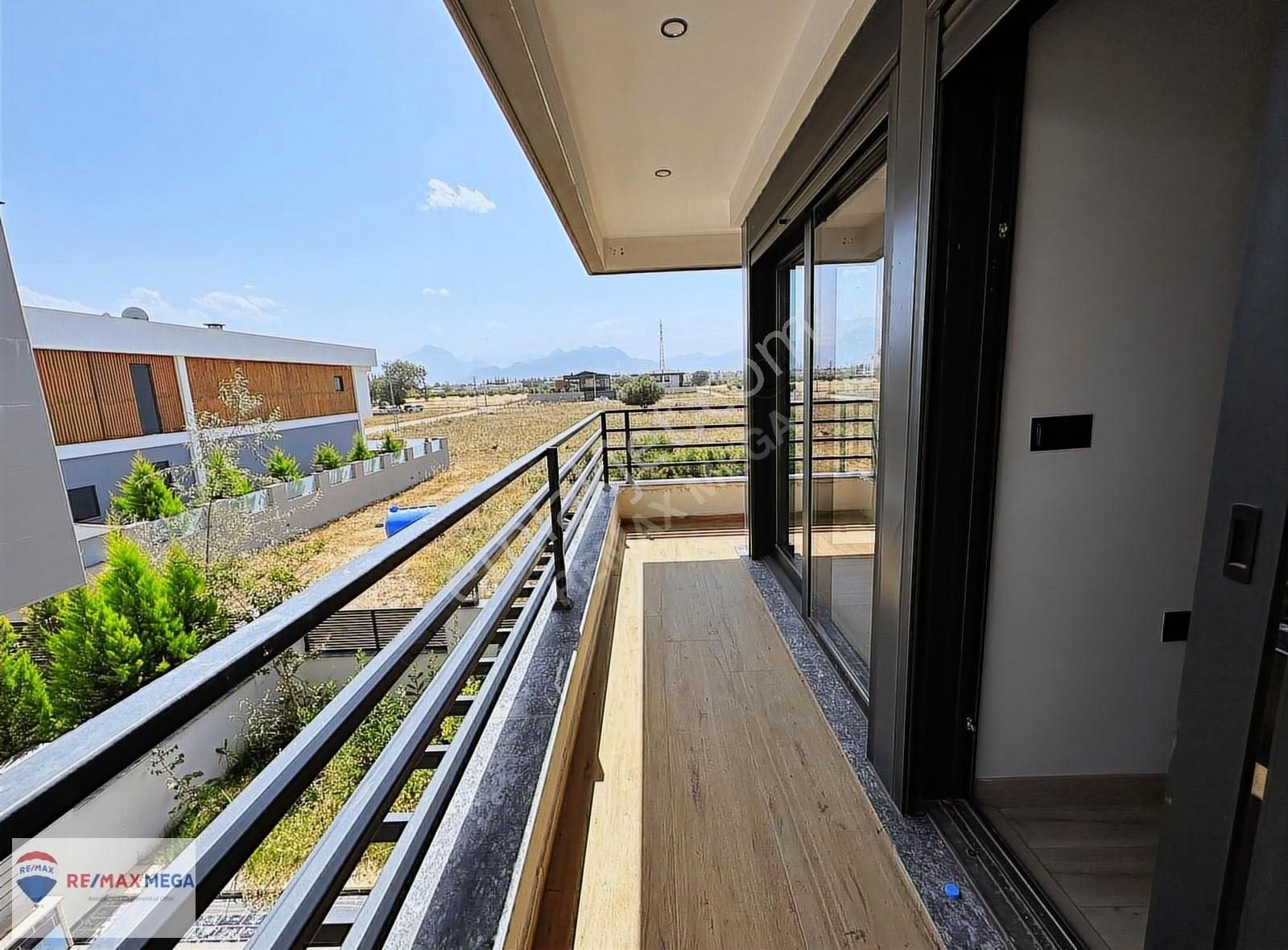 Döşemealtı Altınkalede Özel Havuz Ve Kapalı Otoparklı 6+1 Villa - Görsel 22