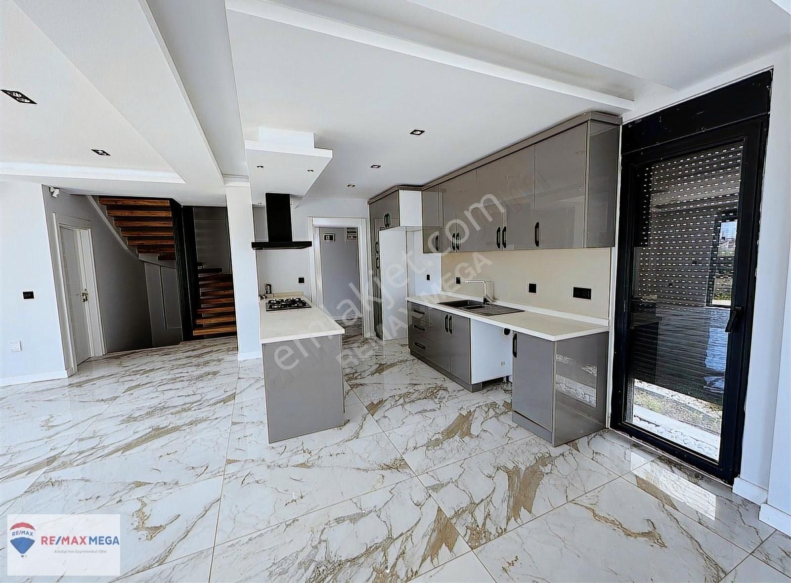 Döşemealtı Altınkalede Özel Havuz Ve Kapalı Otoparklı 6+1 Villa - Görsel 14