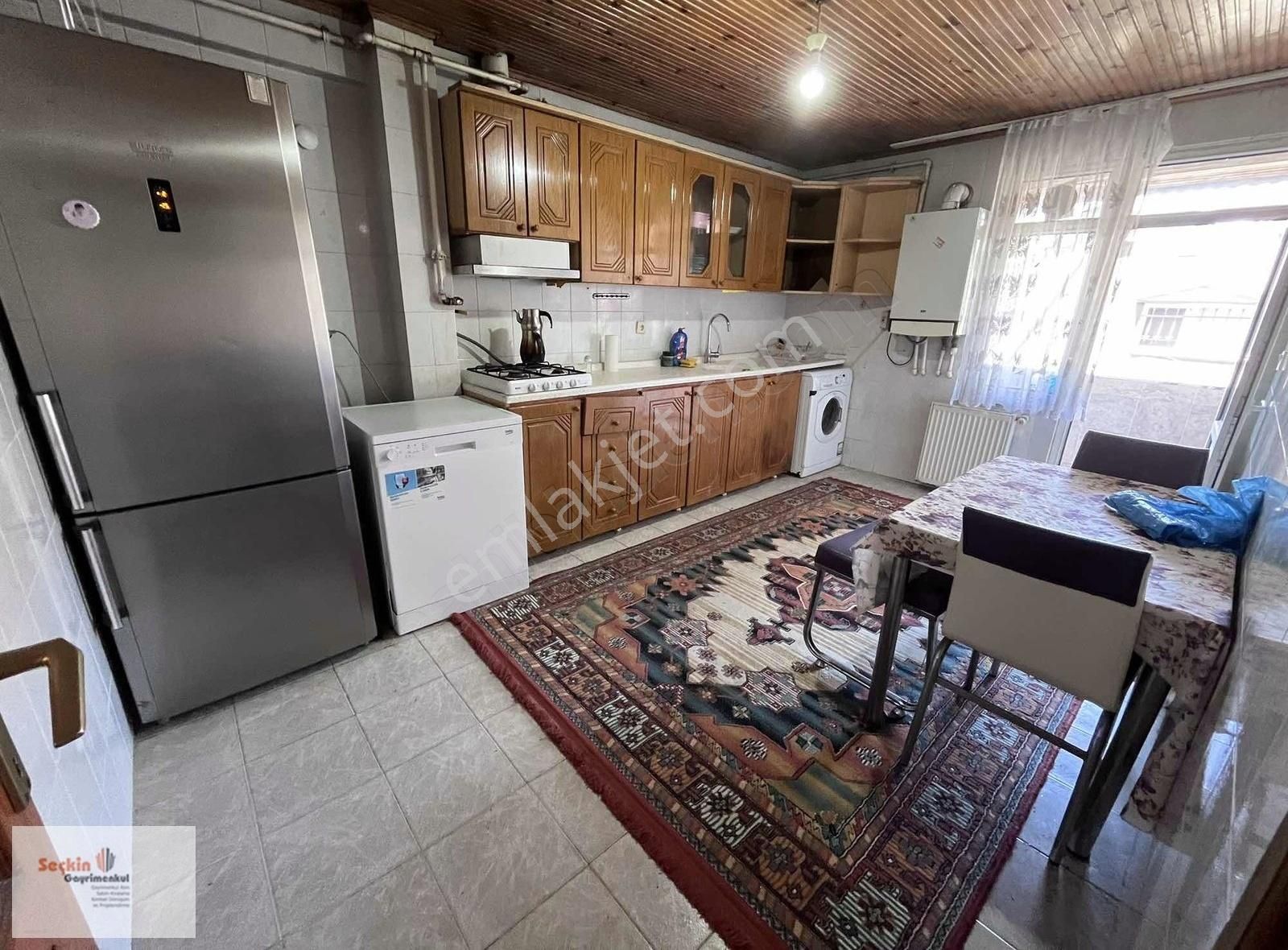 Maltepe Zümrütevler De 3+1 Çatı Katı Full Eşyalıçadde Üzeri