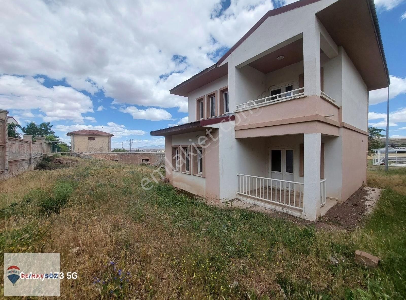 Tuzhisarda Satılık Cadde Üstü Toki Villası
