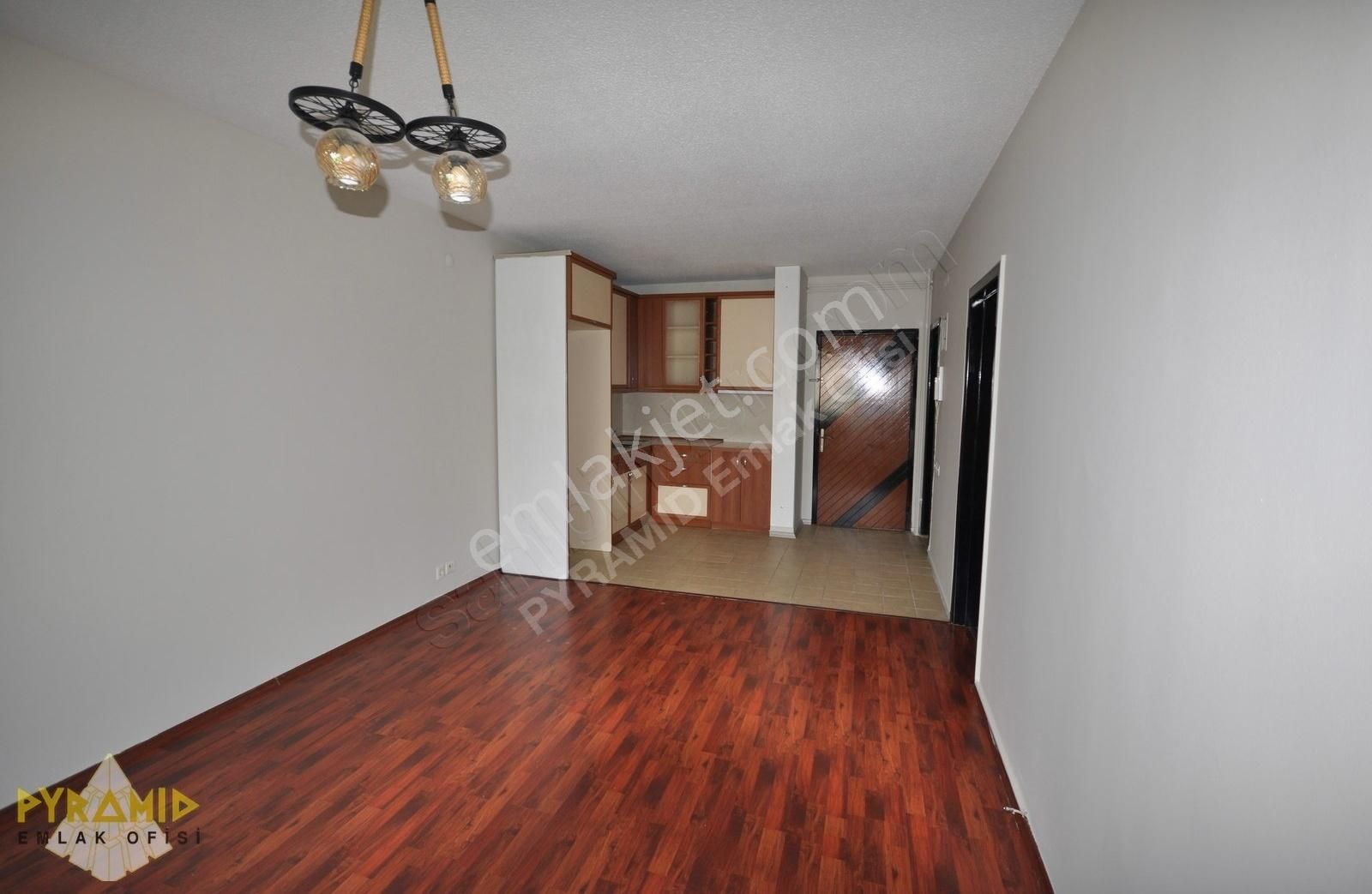 Pyramıd'den Ataköy 7-8 Bahar Sitesi Kısa 5-katlı A-tipi 1+1 Boş