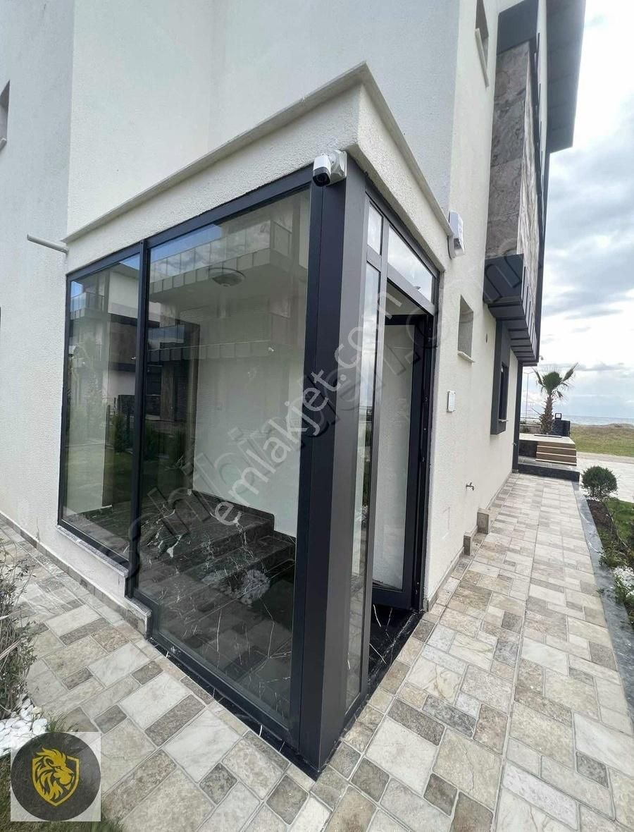 Şenbağlar'dan Denize Sıfır Müstakil Özel Havuzlu Lüx Villa