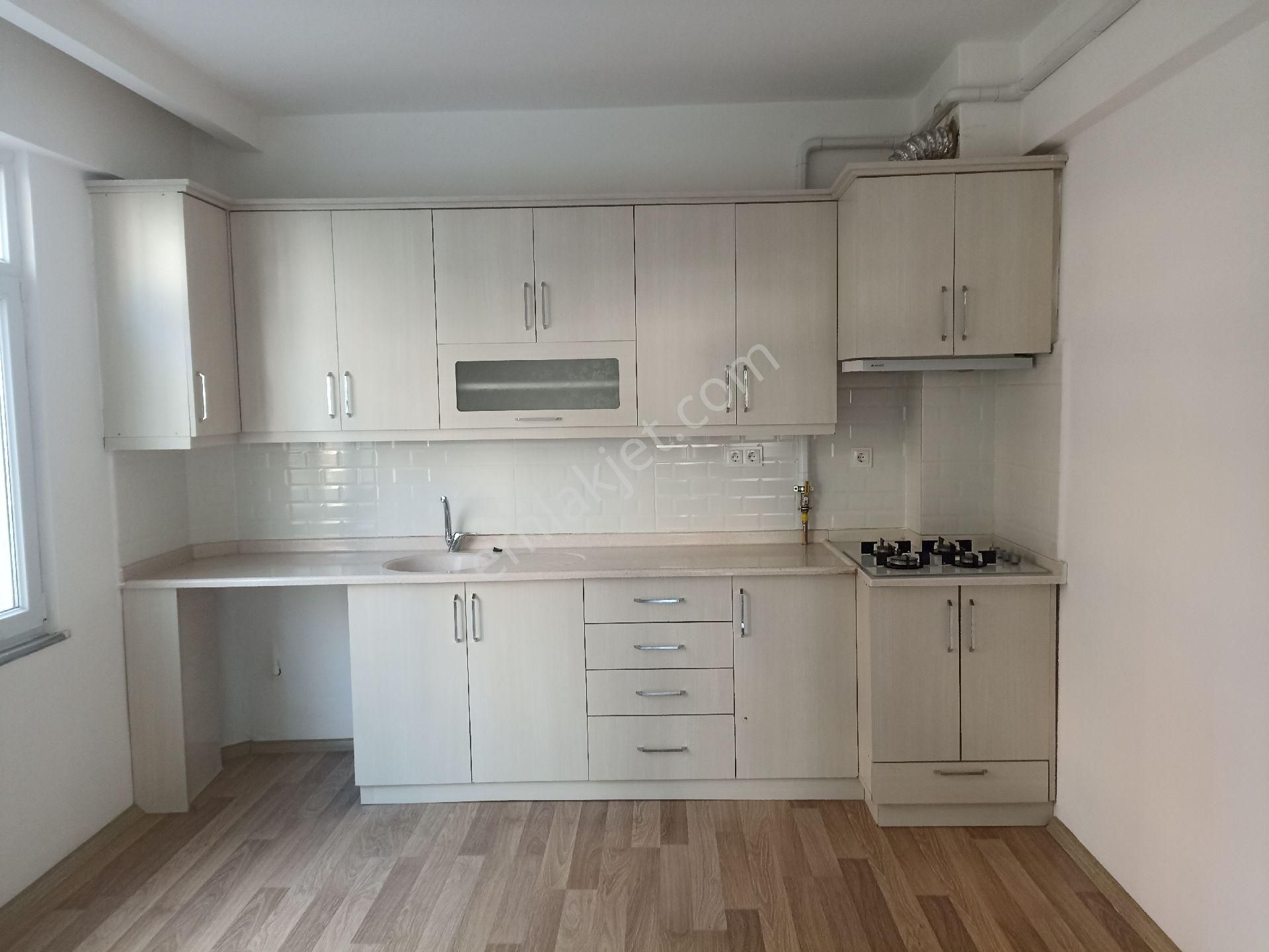 Atatürk Mahallesi Aile Apartmanında 3+1