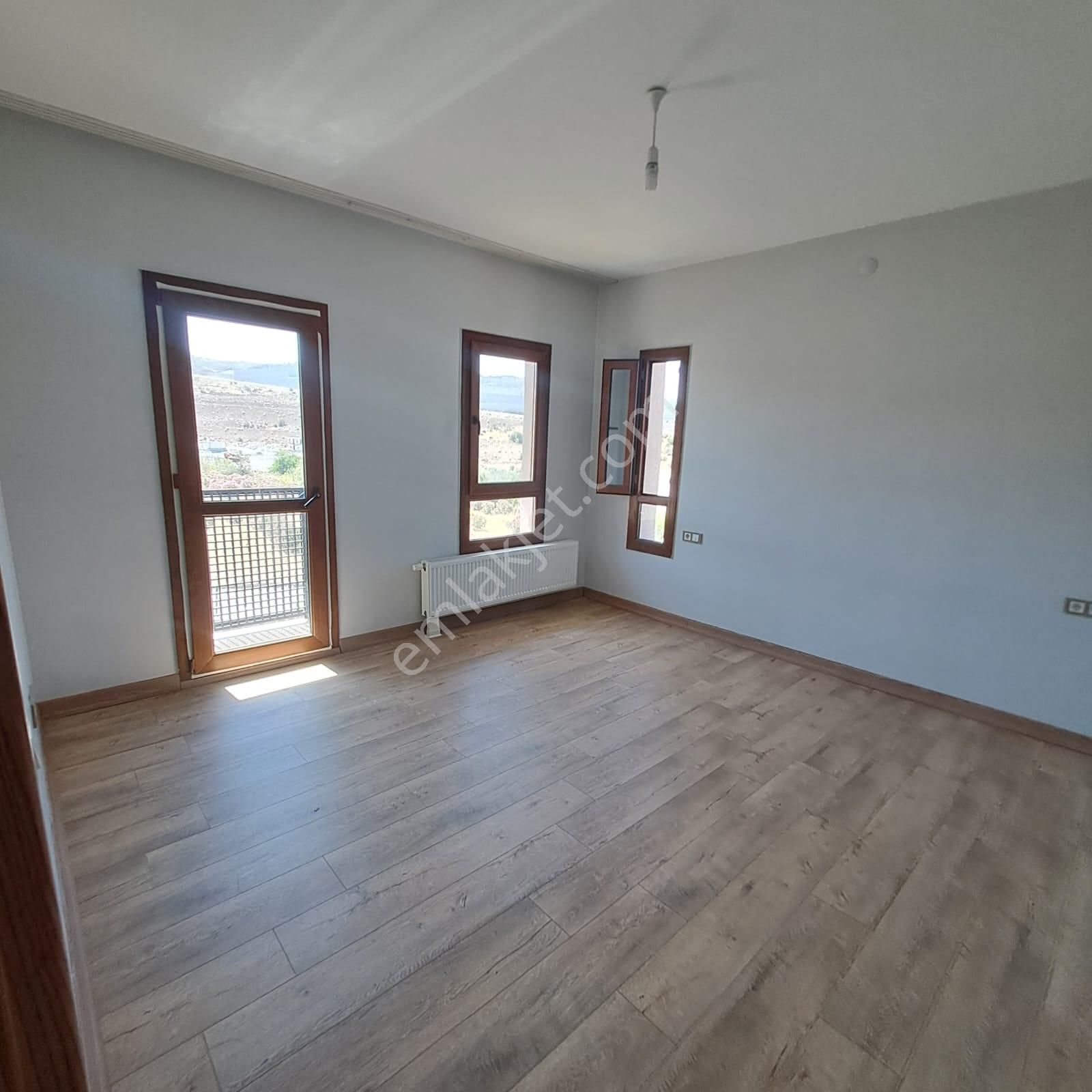 Akgedik Zeki Emlak'tan Akgedik Toki 2. Etap'ta Ara Kat Satılık 2+1 Daire