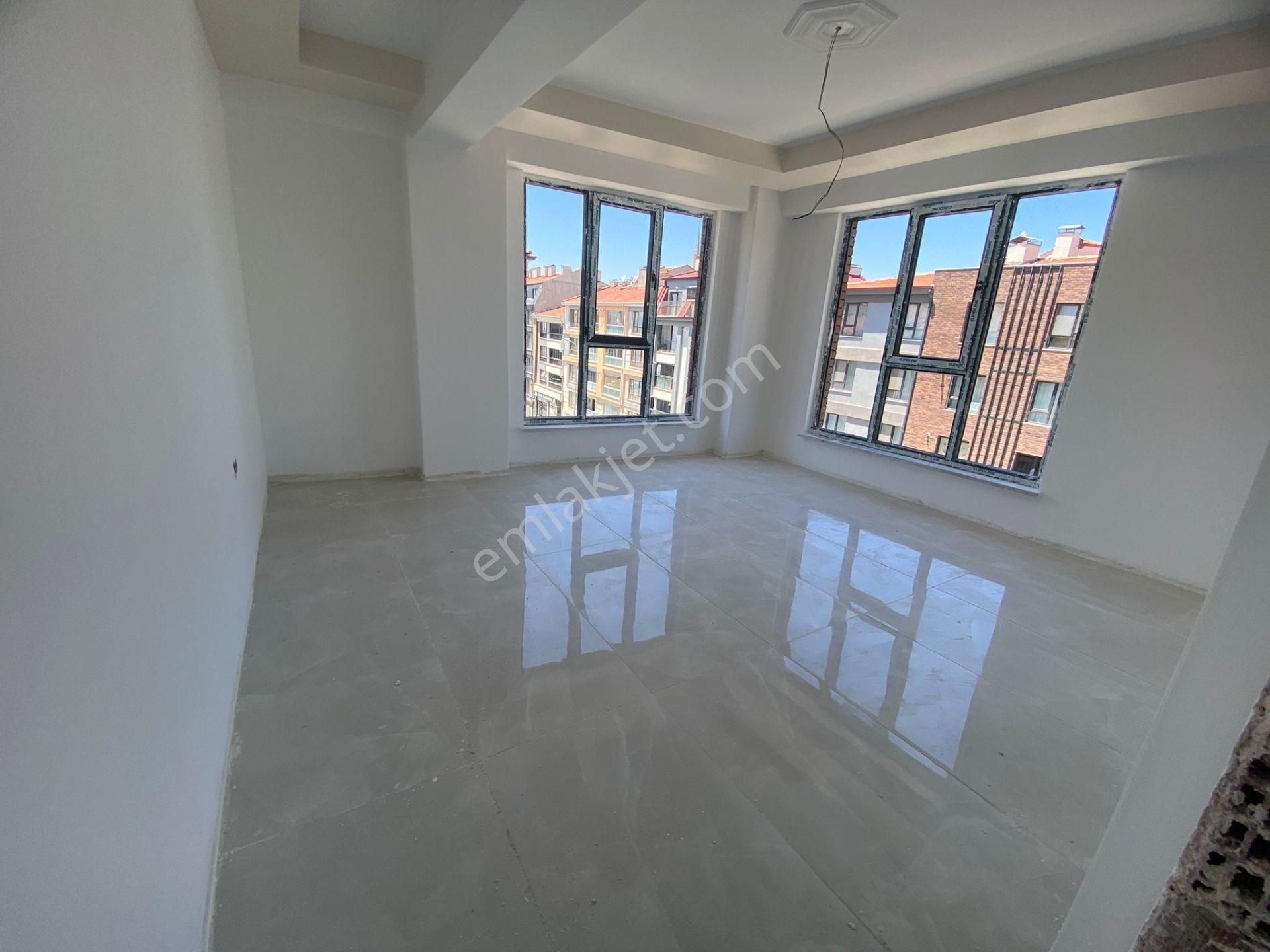 Esentepe Mh Cadde Üzeri Köşe Arakat Sınırsız Kredi!! 2+1 Bk-22
