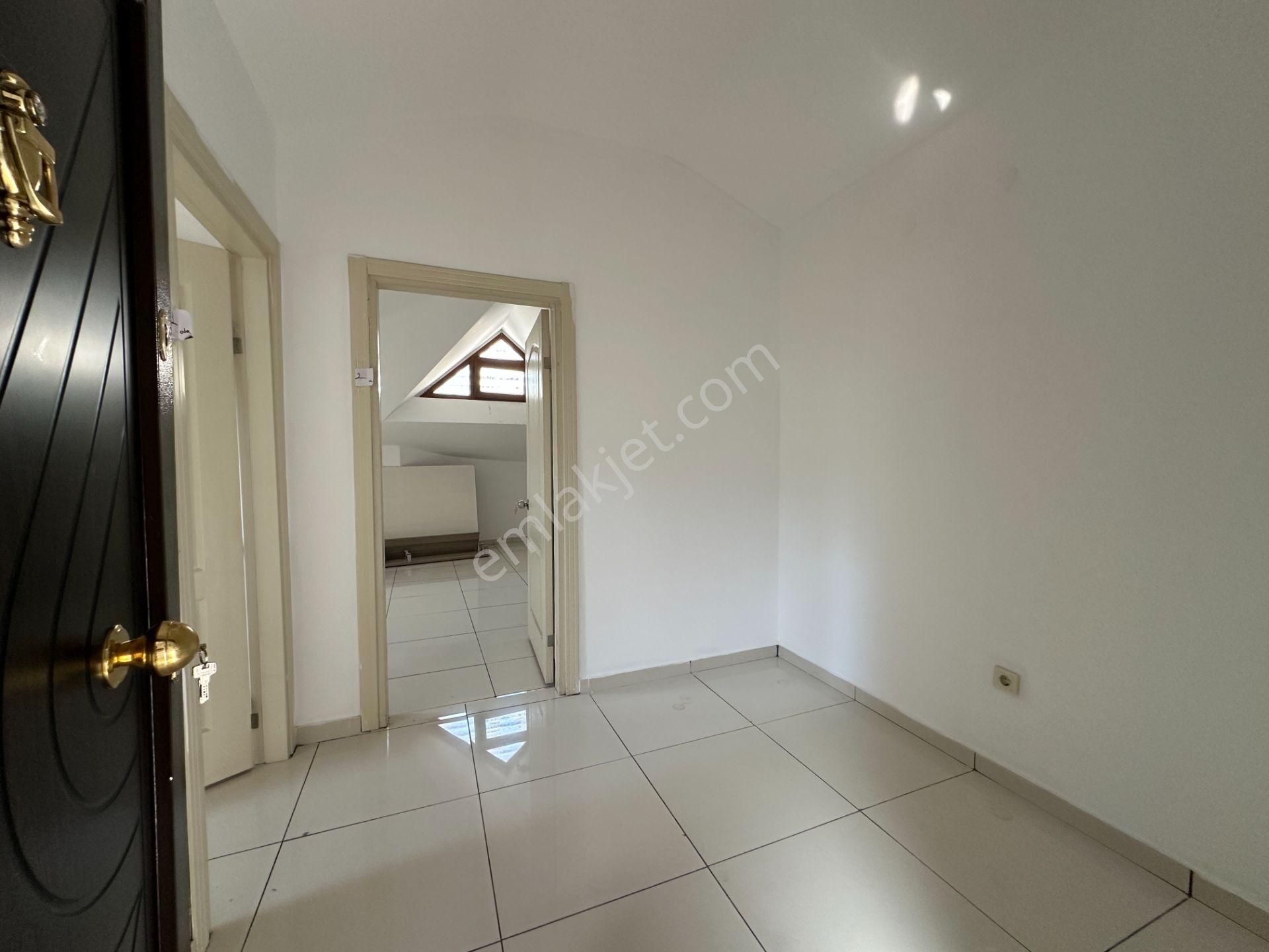 İçerenköy Kayışdağı Caddesi Altı Metro Yakını Kiralık 4+1 Ofis