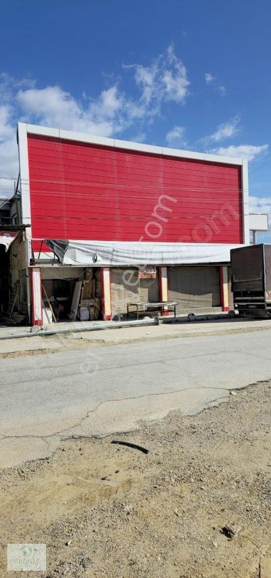 Kısık Sanayide Mobilyacılarda Köşe Mağaza-depo