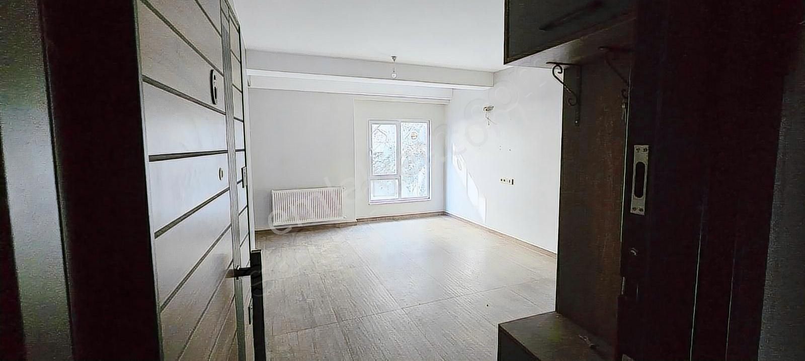 Berat Arpacık Gayrimenkul'dan Uçaksavar Kavşagı Da Satılık 1+1