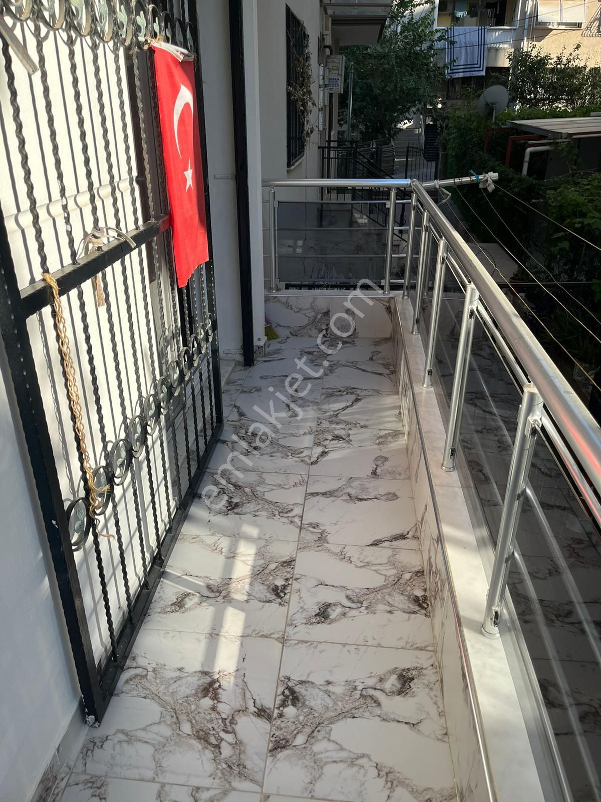 İzmir’de Merkezi Konumda Ferah 3+1 Satılık Daire!