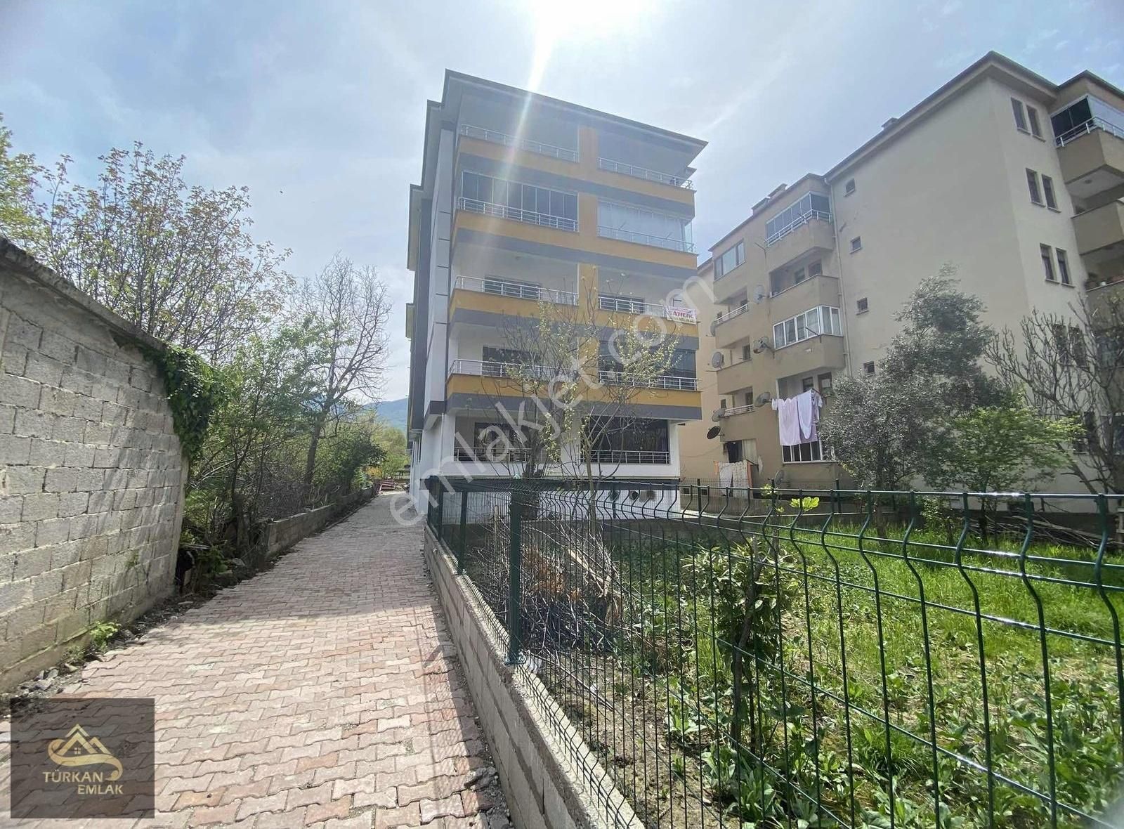 Türkan Emlaktan Çarşının Göbeğin De Doğalgazlı Geniş Daire