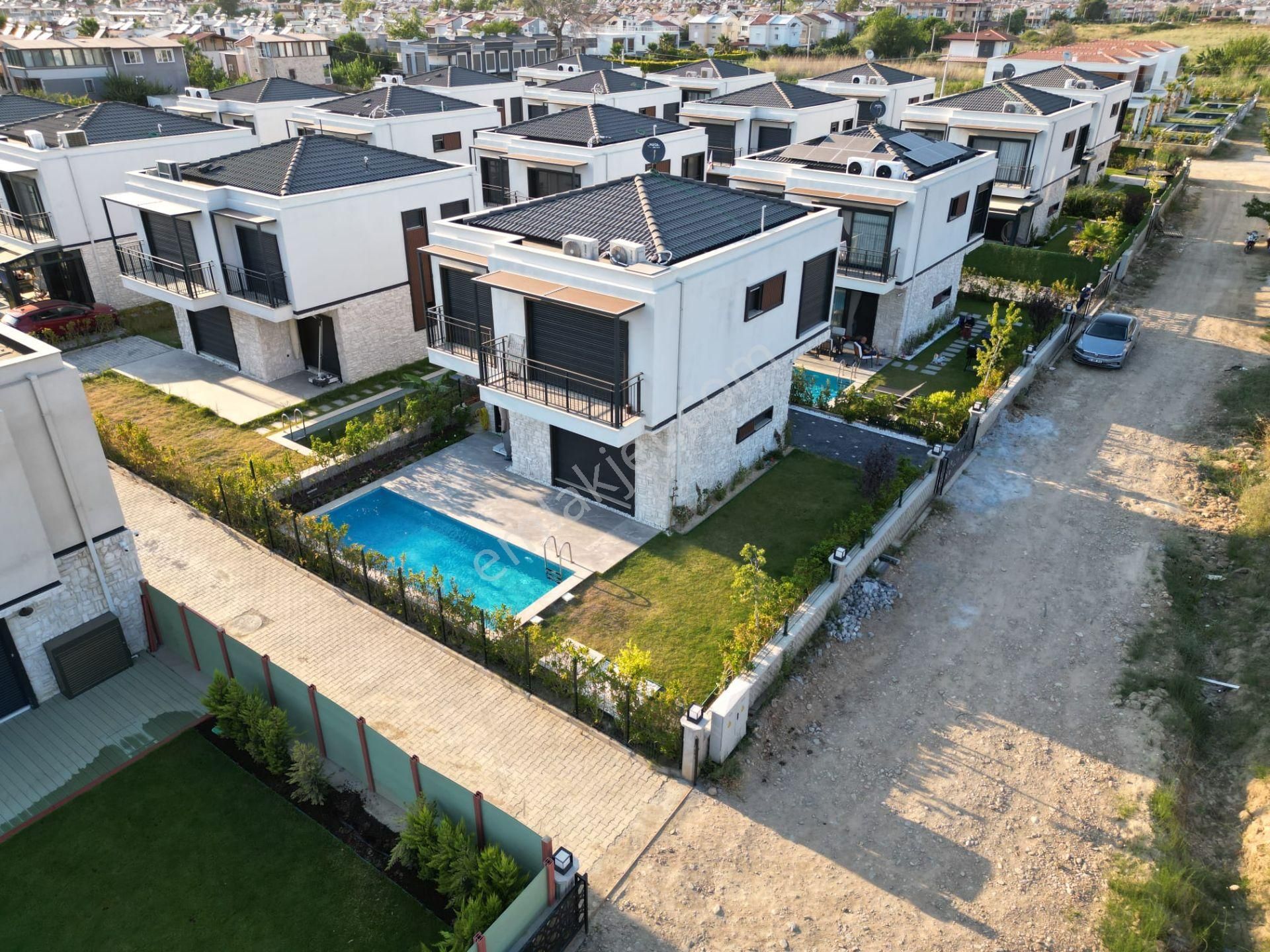 Şok Fiyat ! Özel Havuz/otoparklı-ultra Lüx-300 M2 Bahçeli-tamamı Müstakil Fırsat Villa