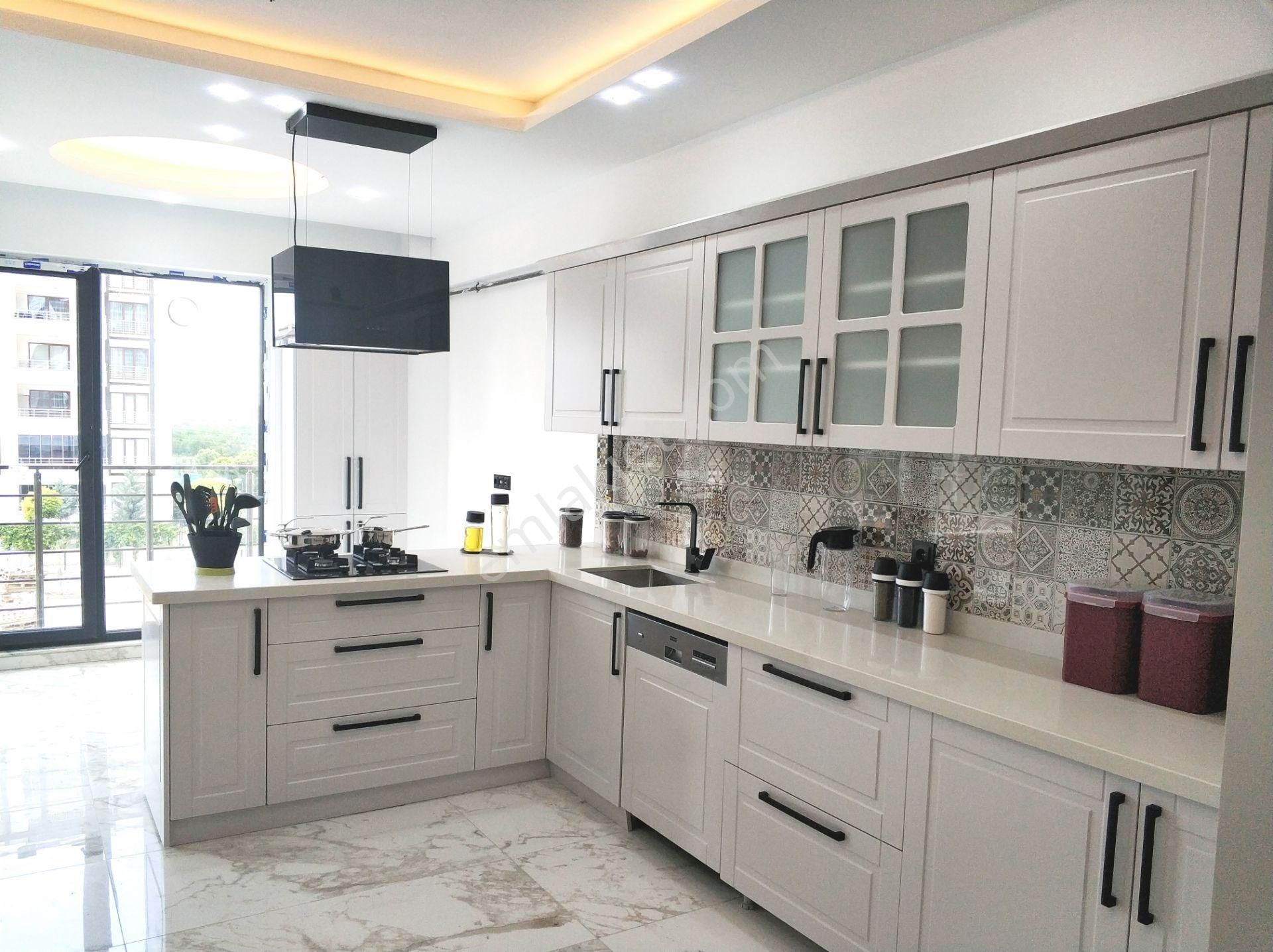 Yüzakı Caddesi Yakınında 4+1lüks Daire
