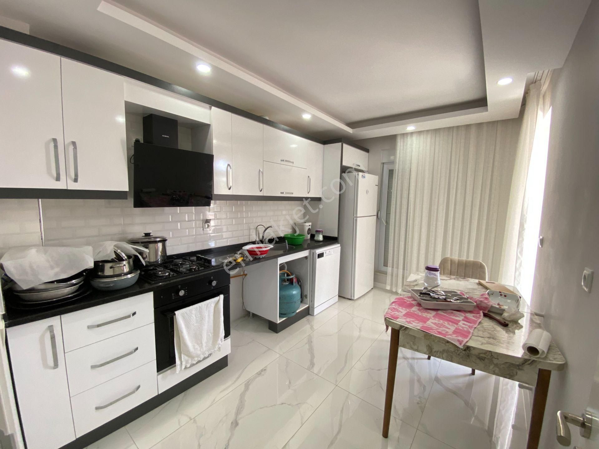 Çok Geniş Ve Ferah Daire 2+1 110m2 1.kat G/b/k Cepheli Çift Balkonlu Caddeye Yakın Daire