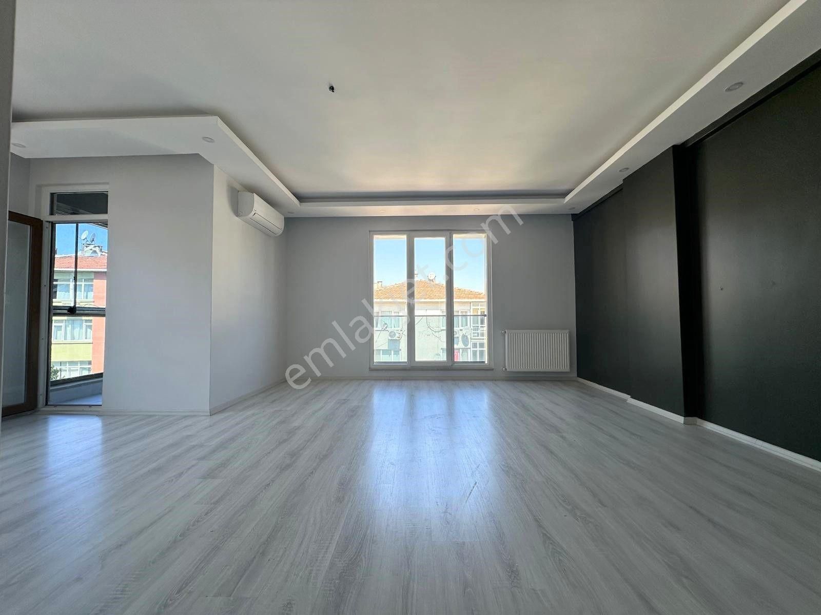 Bahçelievler Çöreotu Sokakta 3 Yıllık Binada 2+1 Ön Cephe