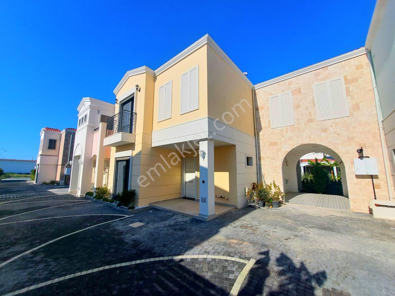 Kuşadasında Denize Ve Avm'ye Yakın Özel Havuzlu 4+1 Sıfır Villa