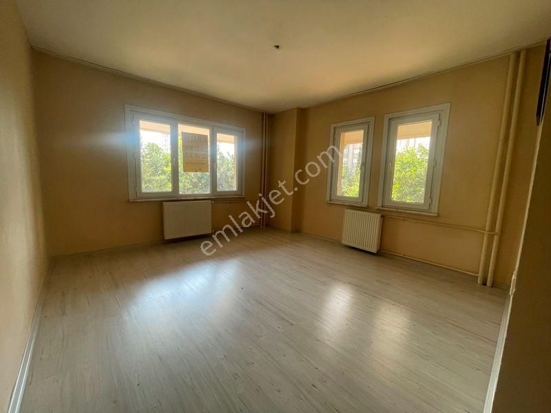 Yakakent Sitesinde Kapalı Balkonlu 3+1 90m2 Yüksek Giriş